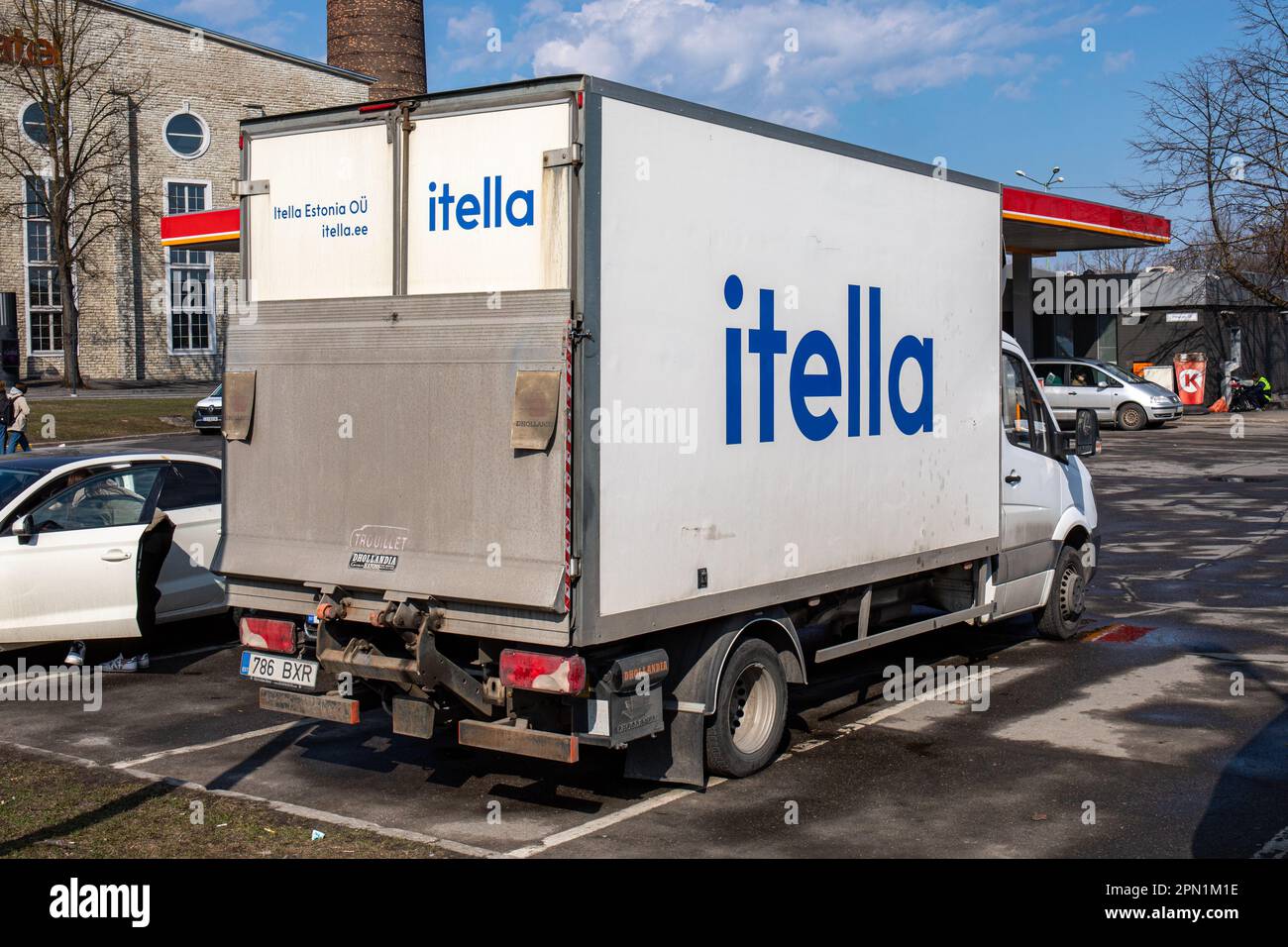 Itella Estonia OÜ Lieferwagen auf einem Parkplatz in Tallin, Estland Stockfoto