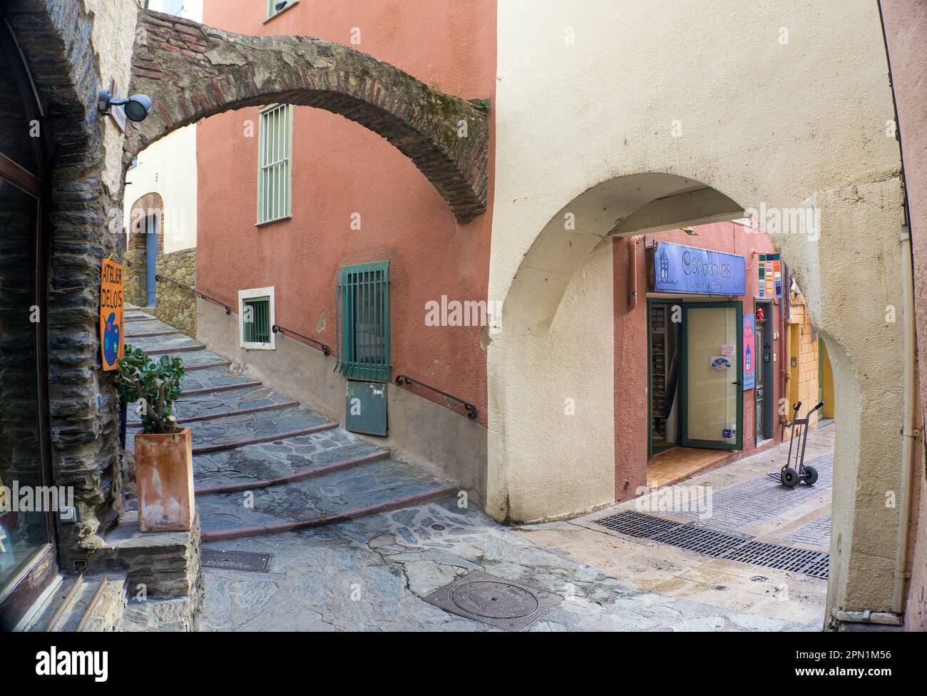 Allee in der Altstadt von Collioure, Pyrénées-Orientales, Languedoc-Roussillon, Südfrankreich, Frankreich, Europa Stockfoto