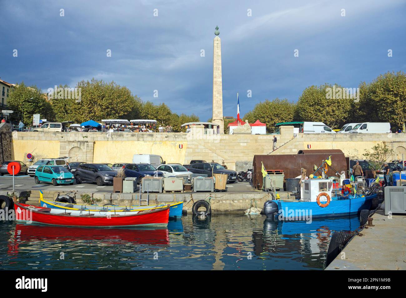 Fischerboote im Hafen, Wochenmarkt am Obelisken, Port Vendres, Pyrénées-Orientales, Languedoc-Roussillon, Südfrankreich, Frankreich, Europa Stockfoto