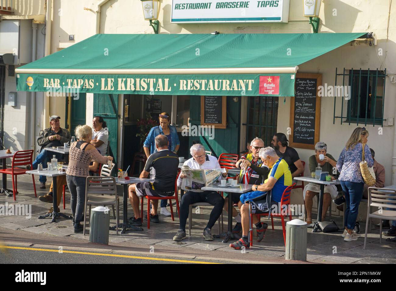 Menschen in einer Bar am Hafen von Port Vendres, Pyrénées-Orientales, Languedoc-Roussillon, Südfrankreich, Frankreich, Europa Stockfoto