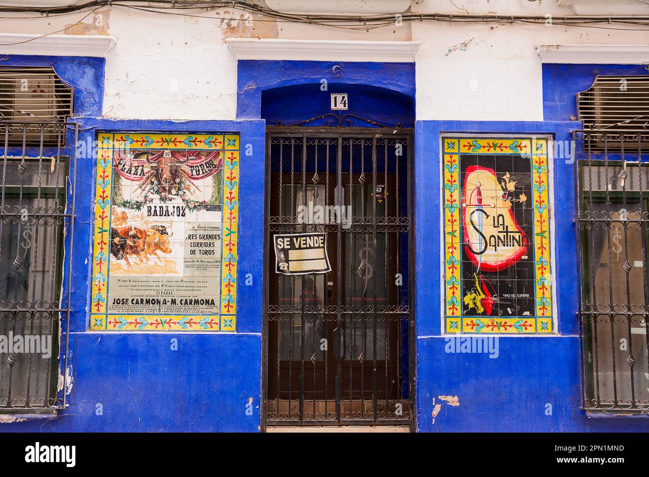 Badajoz, Spanien - 24. Juni 2022: Eingangshalle mit geschlossenem Metalltor, Verkaufsankündigung und Retro-Poster für Stierkämpfe Stockfoto