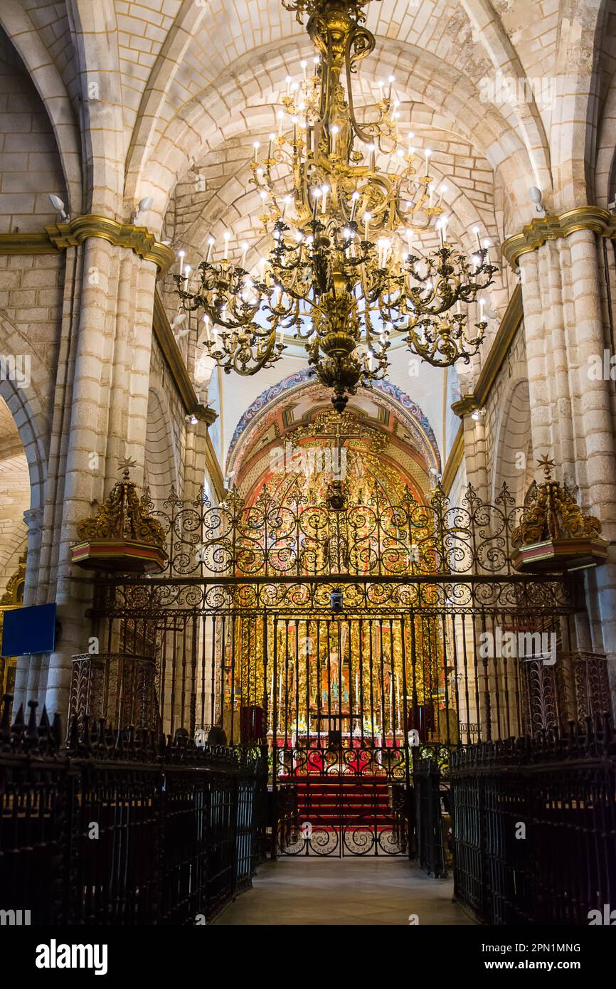 Badajoz, Spanien - 24. Juni 2022: Innere der Kathedrale von Badajoz mit dem Altar geschützt durch das Metalltor Stockfoto