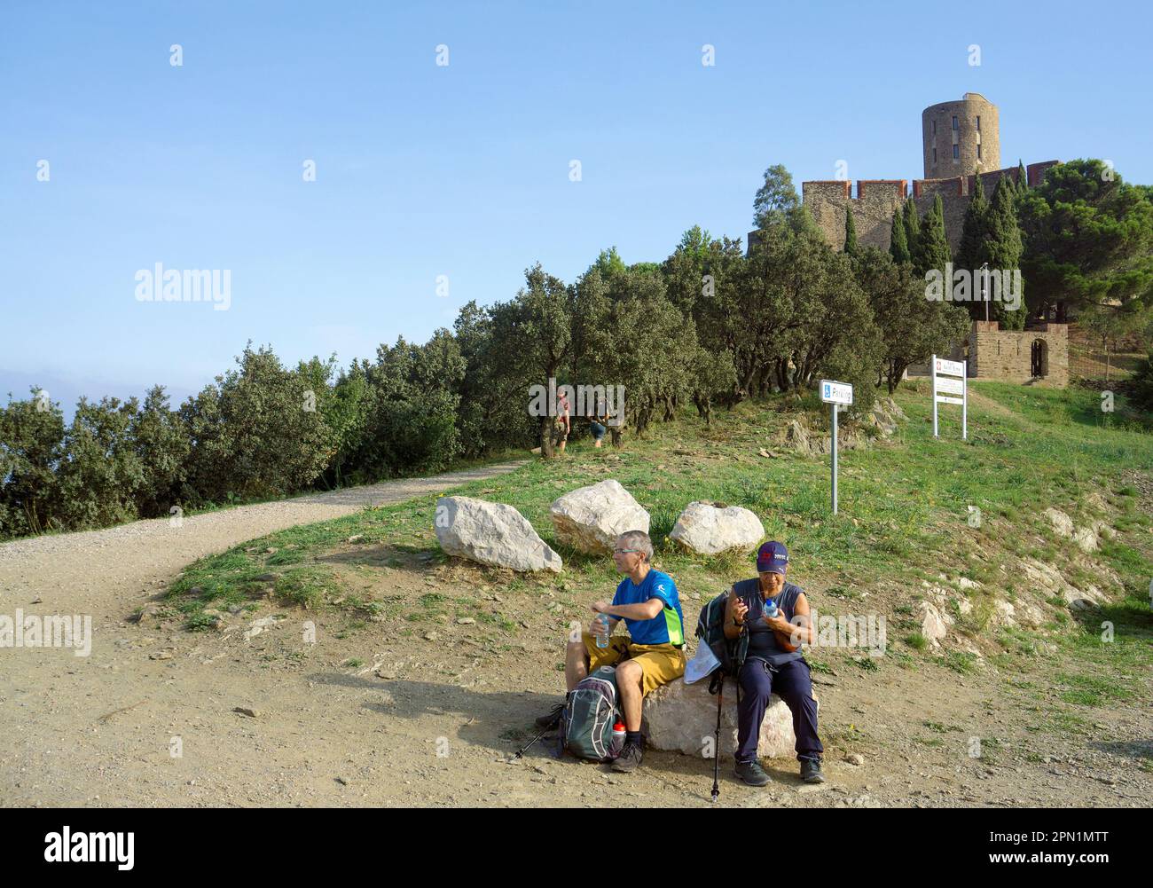 Wanderer im Fort Saint-Elme auf einem Hügel zwischen Collioure und Port Vendres, Pyrénées-Orientales, Languedoc-Roussillon, Südfrankreich, Frankreich, Europa Stockfoto