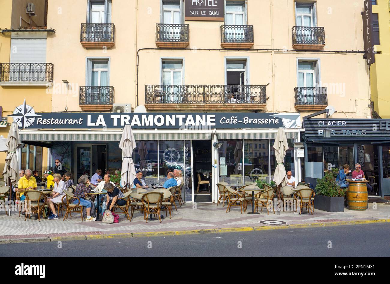 Restaurant am Hafen von Port Vendres, Pyrénées-Orientales, Languedoc-Roussillon, Südfrankreich, Frankreich, Europa Stockfoto