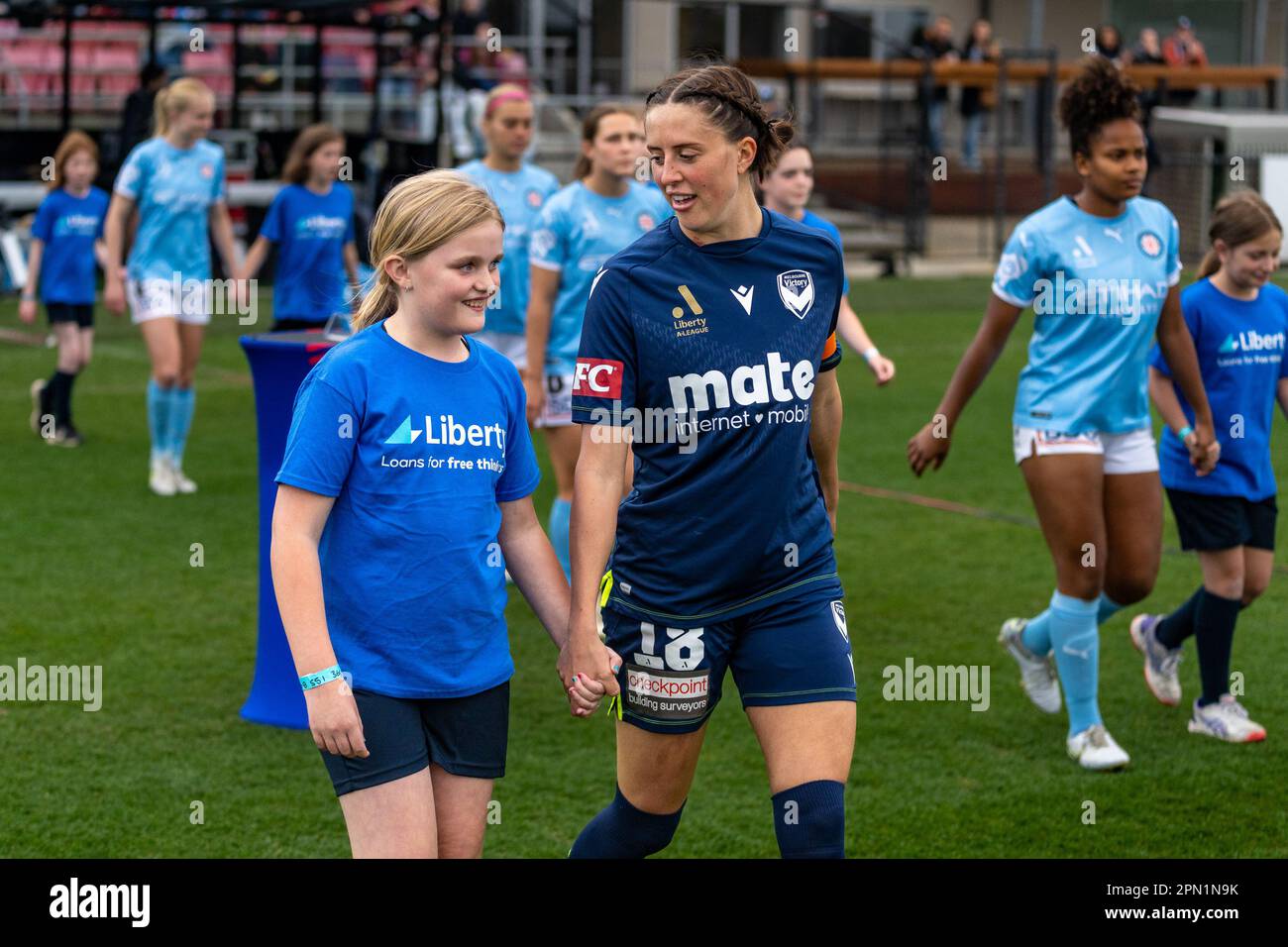 Cranbourne East, Australien. 15. April 2023 Kayla Ann Morrison von Melbourne Victory betritt das Spielfeld für den Spielbeginn. Kredit: James Forrester/Alamy Live News Stockfoto