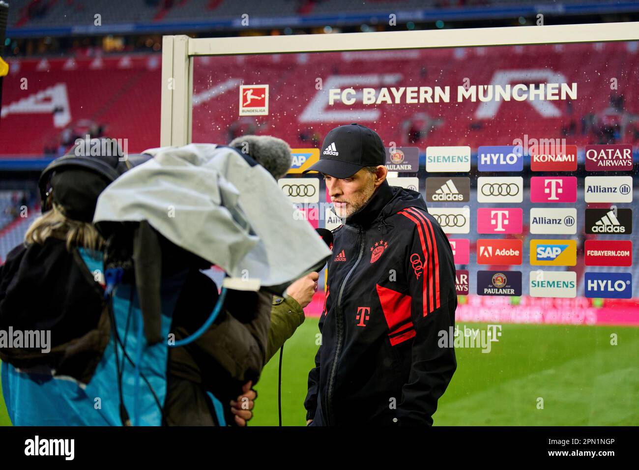 Trainer Thomas Tuchel (FCB), Teammanager, Cheftrainer, Trainer, im TV-Interview im Spiel FC BAYERN MUENCHEN – TSG 1899 HOFFENHEIM 1-1 1. Deutsche Fußballliga am 15. April 2023 in München. Saison 2022/2023, Spieltag 28, 1. Bundesliga, FCB, BVB, München, 28. Spieltag. © Peter Schatz / Alamy Live News - DFL-VORSCHRIFTEN VERBIETEN DIE VERWENDUNG VON FOTOS als BILDSEQUENZEN und/oder QUASI-VIDEO - Stockfoto