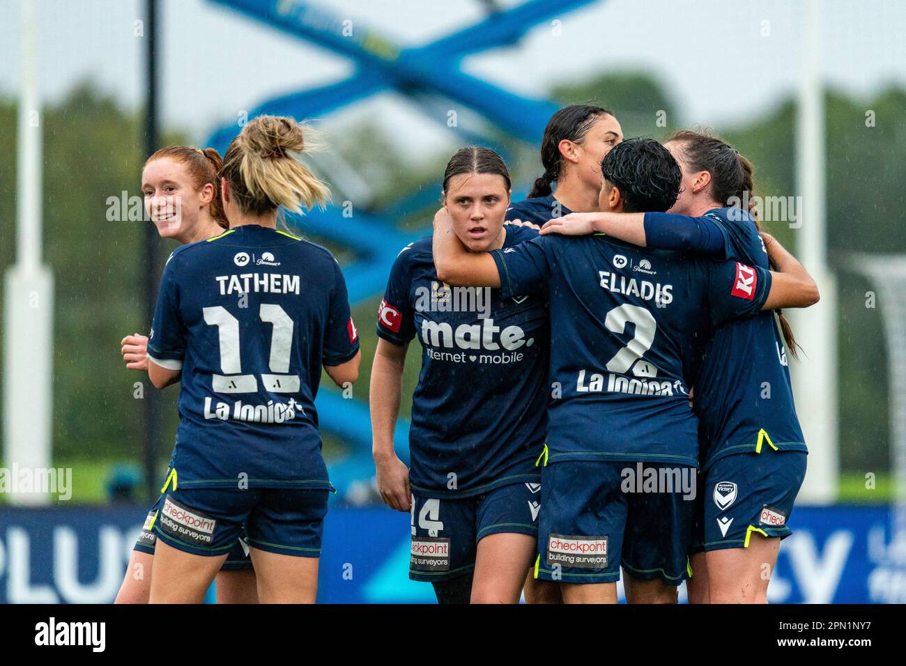 Cranbourne East, Australien. 15. April 2023 Melbourne Victory-Spieler feiern mit Melina Ayres, nachdem sie ihren Hattrick während des Finales zwischen Melbourne City und Melbourne Victory erzielt haben. Kredit: James Forrester/Alamy Live News Stockfoto