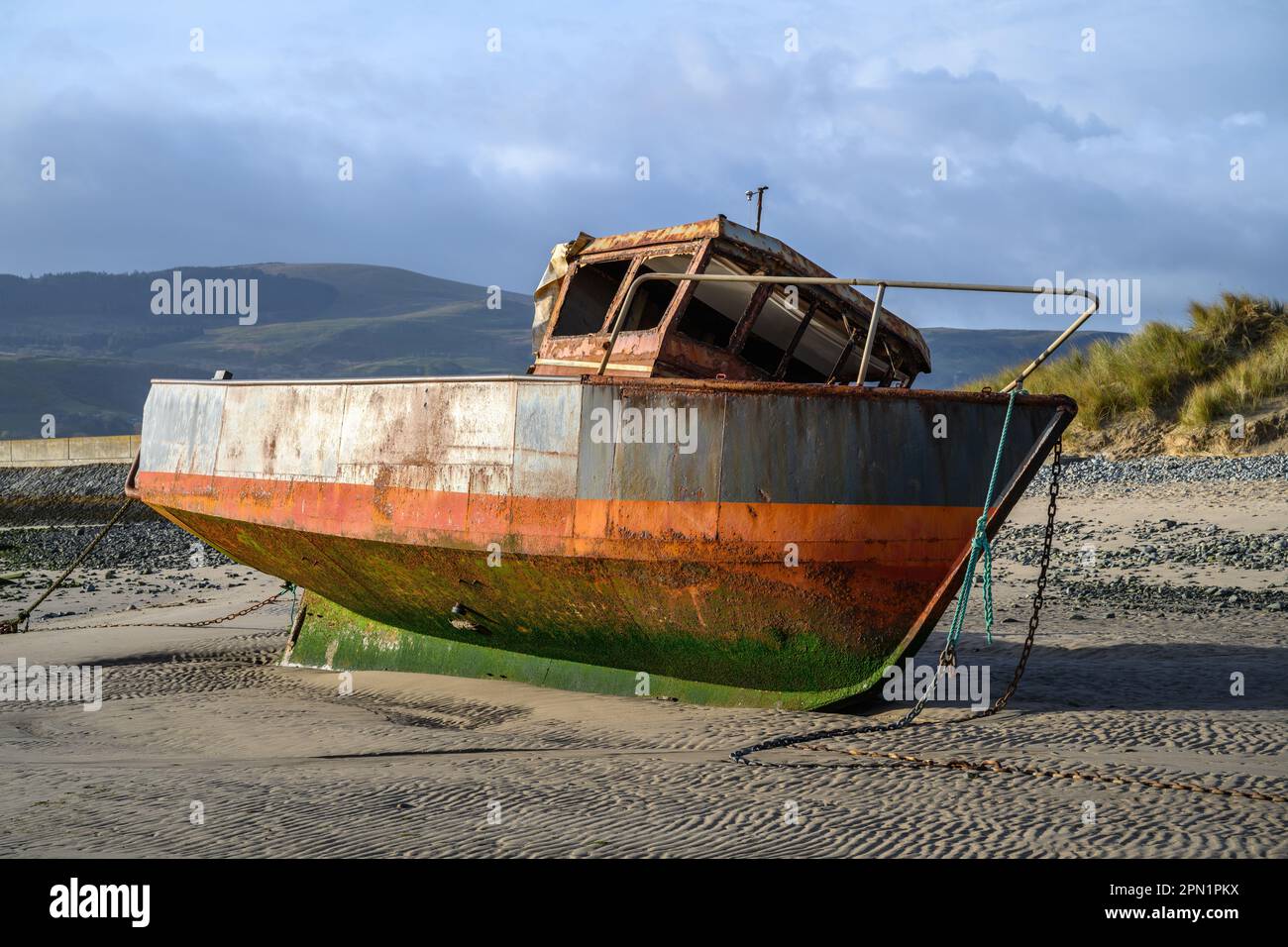 Altes Fischerboot an einem Sandstrand Stockfoto