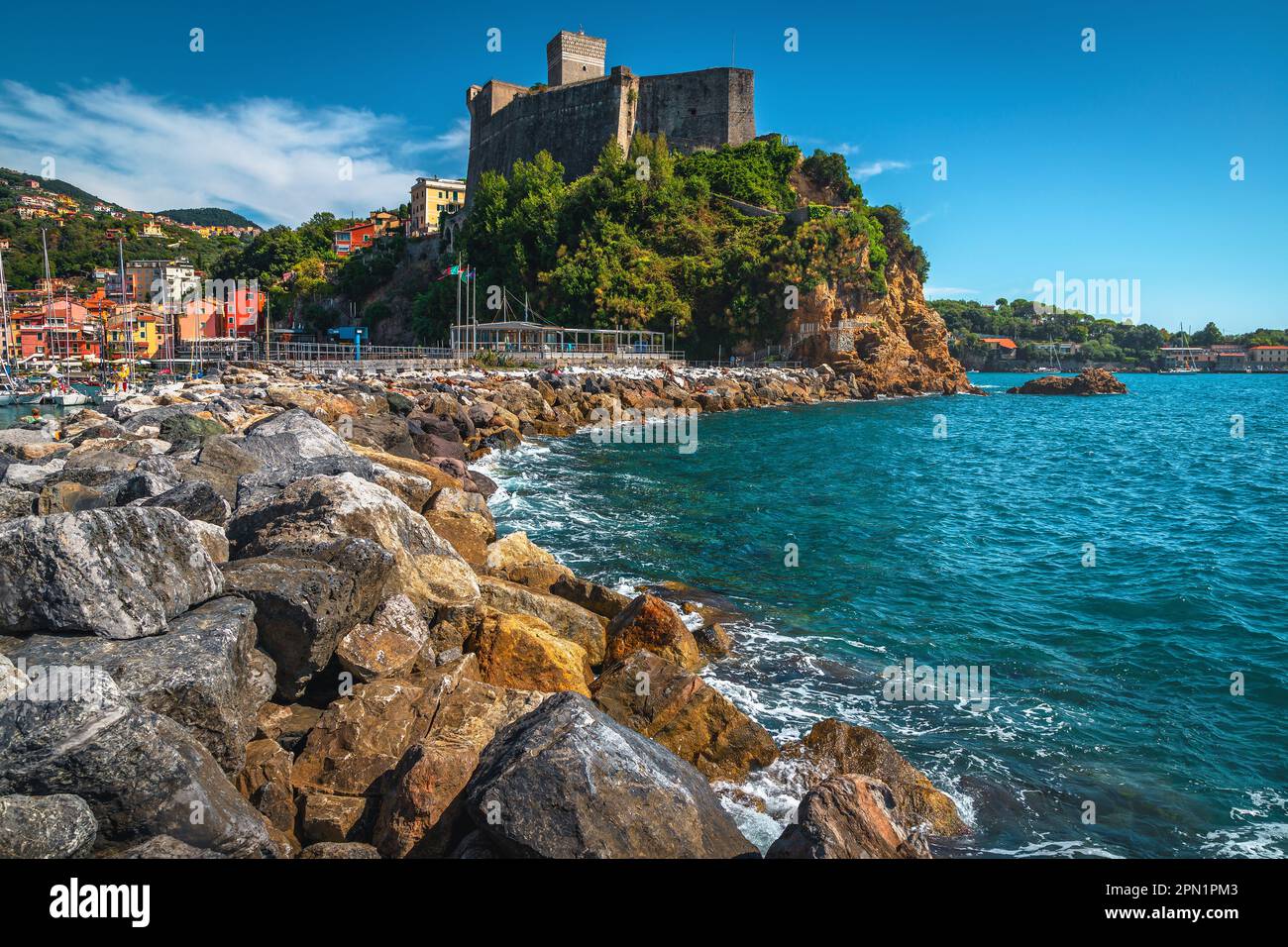 Eines der meistbesuchten mediterranen Strandresorts. Fantastische Aussicht vom Damm mit Booten im Hafen und Burg auf der Klippe, Lerici, Ligurien, Italien Stockfoto