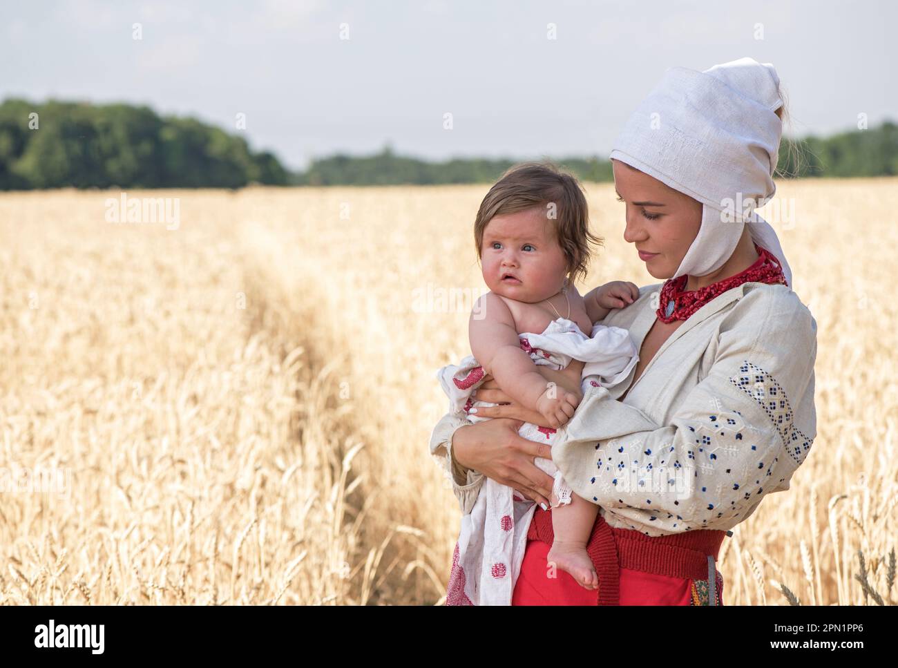 Frau in ukrainischem Kleid mit Kind Stockfoto