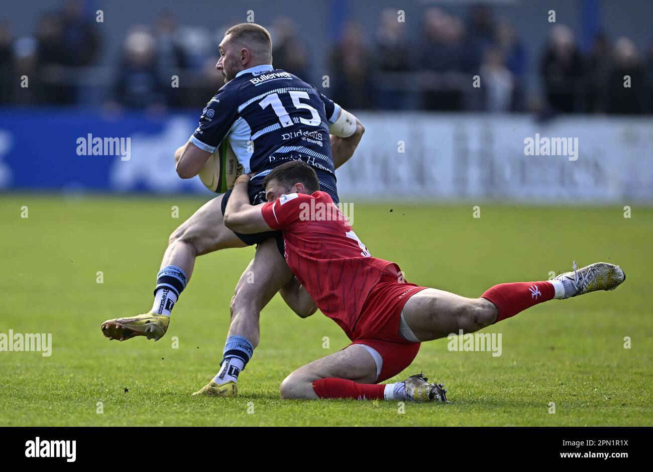 Bedford, Großbritannien. 15. April 2023. RFU Championship Rugby. Bedford Blues gegen Jersey Reds. Bedford Blues Rugbyplatz. - Bedford. - Nein. Rich Lane (Bedford) wird von Russell Bennett (Jersey) beim Rugby-Spiel der Bedford Blues V Jersey Reds RFU Championship angegriffen. Kredit: Sport In Pictures/Alamy Live News Stockfoto