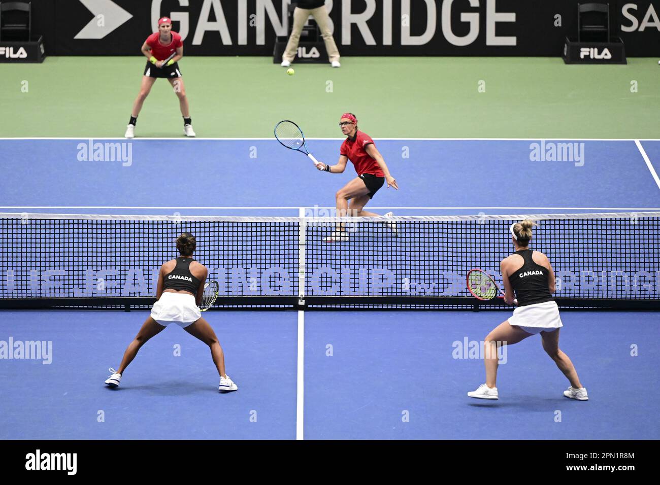 Vancouver, Kanada. 15. April 2023. Das belgische Tennispaar Kirsten Flipkens und Greet Minnen (rot) treten am Samstag, den 15. April 2023, in der fünften Runde des Treffens zwischen Kanada und Belgien in den Qualifikationsspielen für den Billie Jean King Cup Tennis in Vancouver, Kanada, gegen das kanadische Paar Gabriela Dabrowski und Leylah Fernandez an. BELGA FOTO ANNE-MARIE SORVIN Kredit: Belga News Agency/Alamy Live News Stockfoto