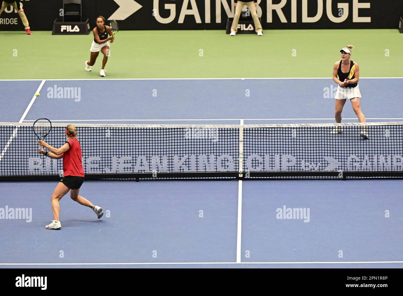 Vancouver, Kanada. 15. April 2023. Das belgische Tennispaar Kirsten Flipkens und Greet Minnen (rot) treten am Samstag, den 15. April 2023, in der fünften Runde des Treffens zwischen Kanada und Belgien in den Qualifikationsspielen für den Billie Jean King Cup Tennis in Vancouver, Kanada, gegen das kanadische Paar Gabriela Dabrowski und Leylah Fernandez an. BELGA FOTO ANNE-MARIE SORVIN Kredit: Belga News Agency/Alamy Live News Stockfoto