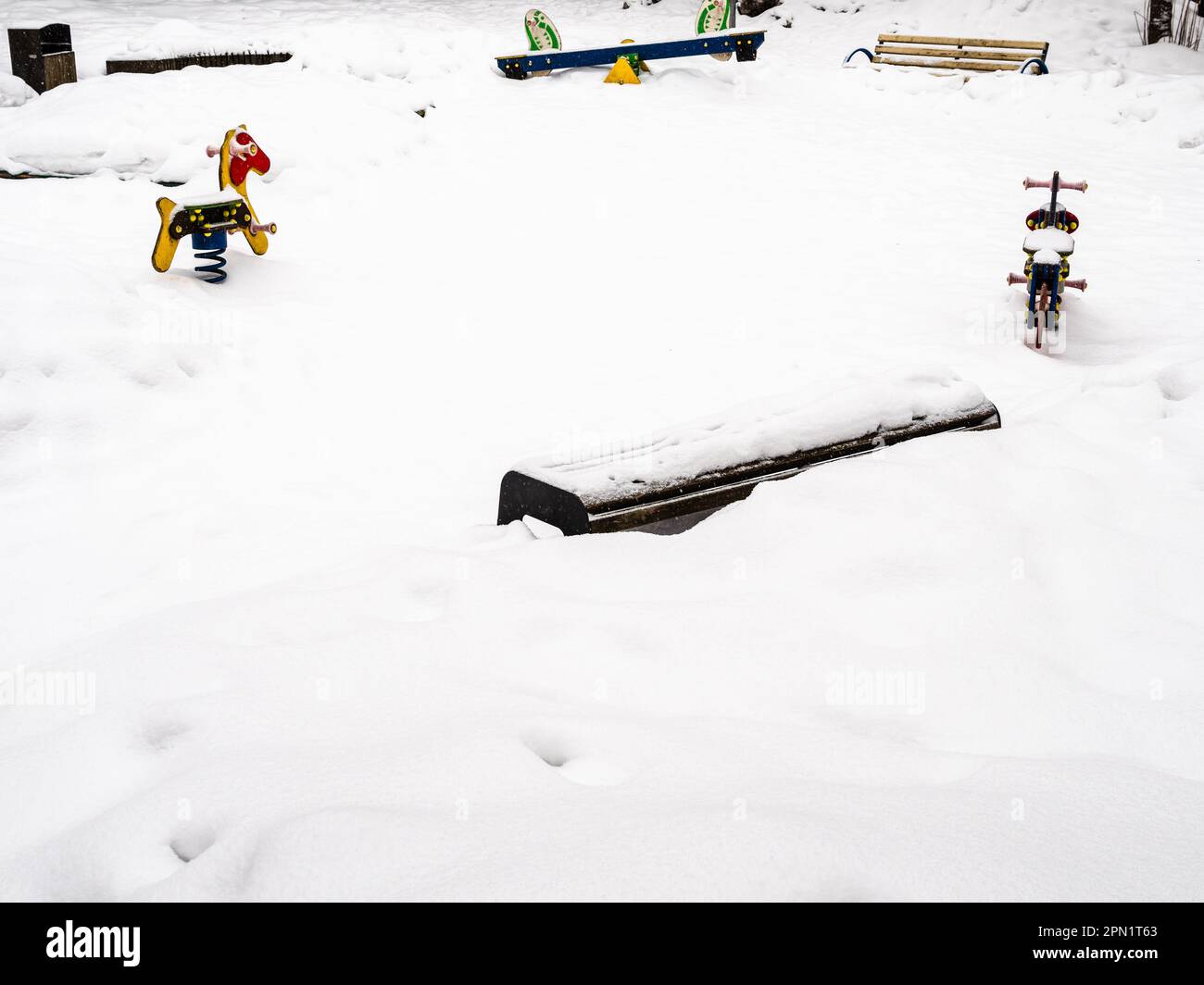 Schneebedeckter Spielplatz im Freien am bedeckten Wintertag Stockfoto