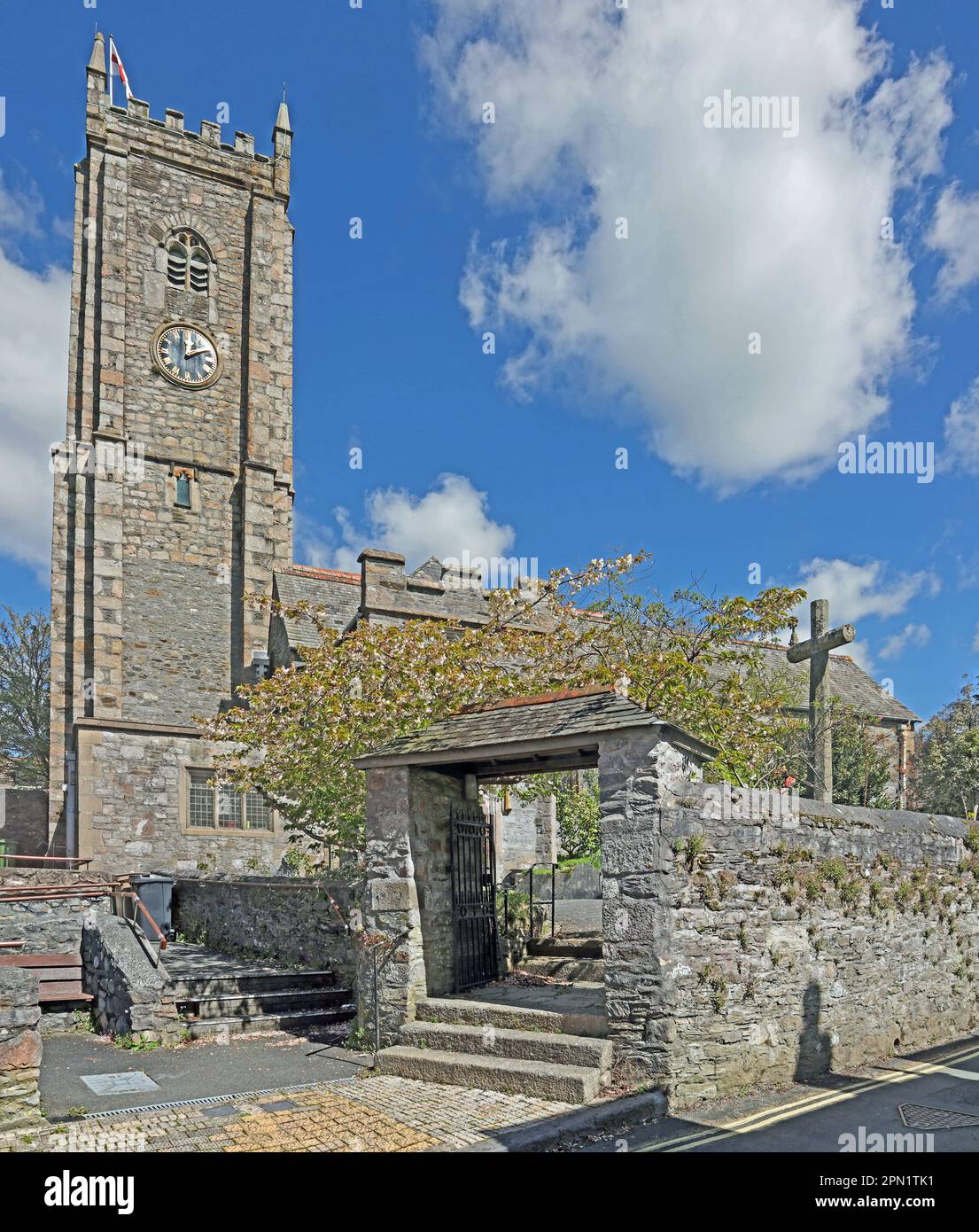 Die Kirche St. Maurice Plympton, früher bekannt als Thomas a Becket Kirche. Denkmalgeschütztes Gebäude der Kategorie II. Der Schaft des imposanten Churhyardkreuzes war für Stockfoto