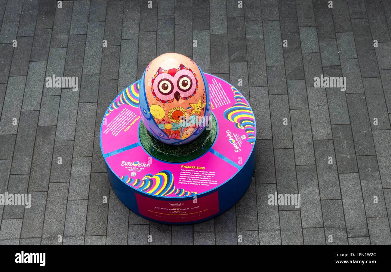 Eine eiförmige Eule, die in Liverpool One aufschaut Stockfoto