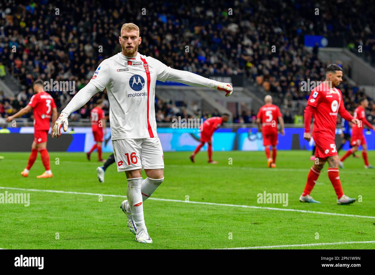 Mailand, Italien. 15. April 2023. Torwart Michele Di Gregorio (16) aus Monza in der Serie A zwischen Inter und Monza im Giuseppe Meazza in Mailand. (Foto: Gonzales Photo/Alamy Live News Stockfoto