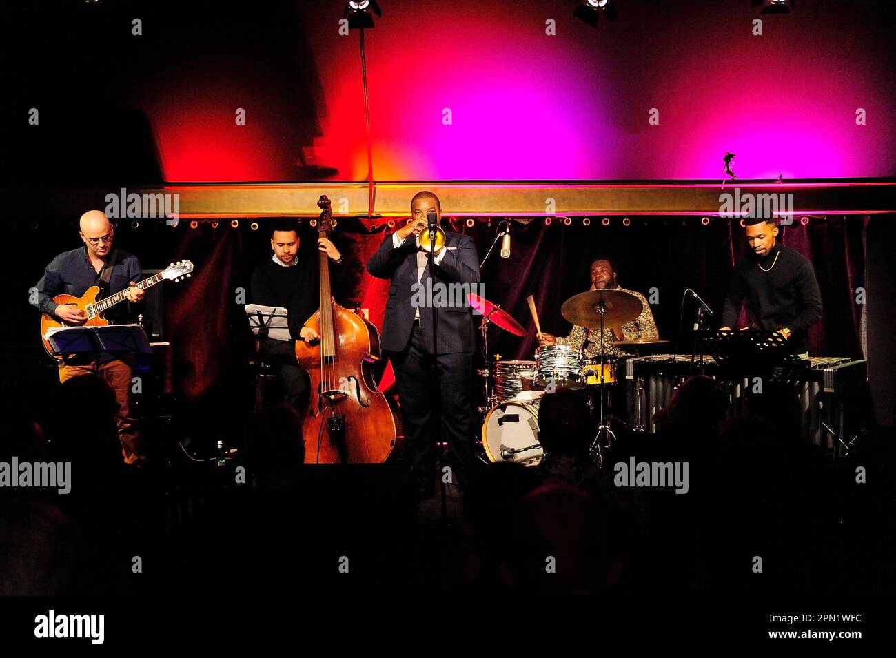 Jeremy Pelt Quintet, Alex Wintz – Gitarrist, Jalen Baker – Vibraphonist, Leighton Harrell – Bassist, Allan Mednard – Schlagzeuger. Foto: Kazimierz Jurewicz, Stockfoto
