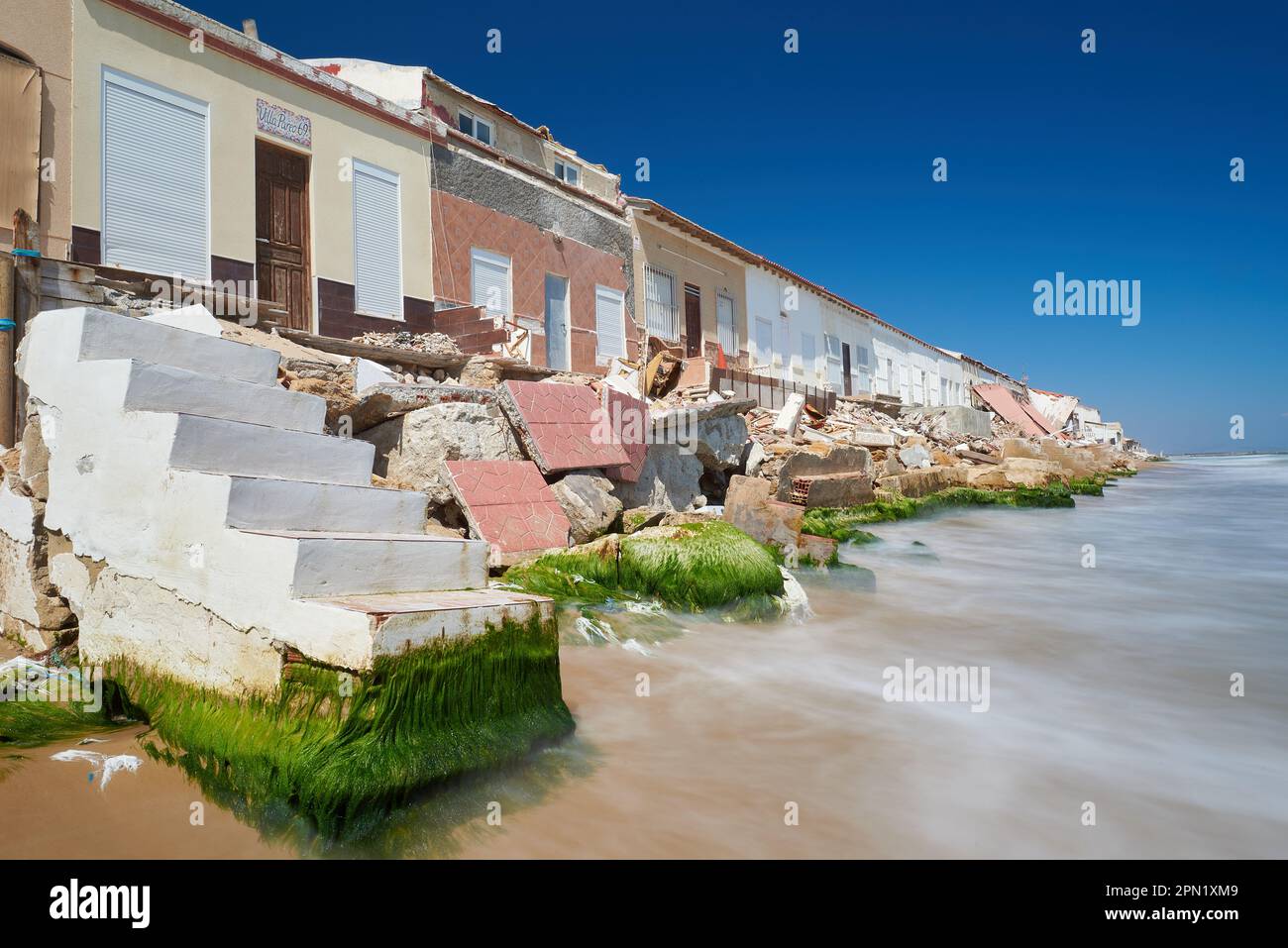 Beschädigte Häuser an der Küste aufgrund der globalen Erwärmung Stockfoto