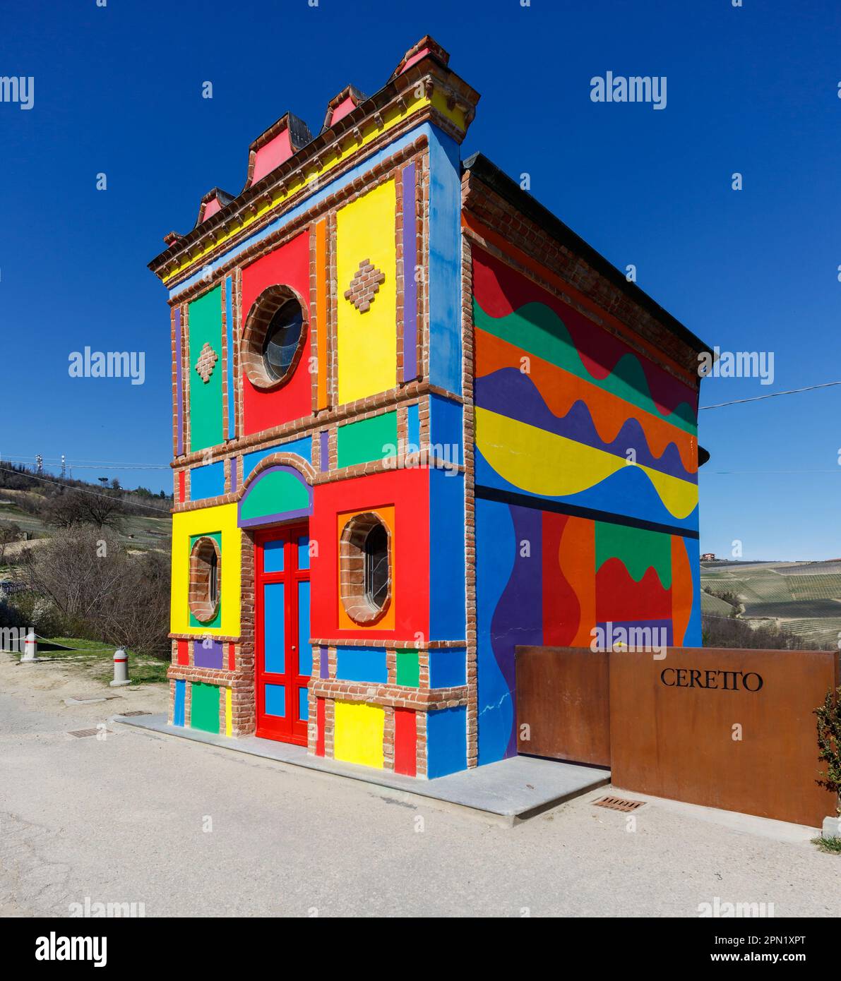 La Morra, Piemont, Italien – 25. März 2023: Die Kapelle von Barolo wurde 1914 erbaut. Sie wurde nie geweiht, sondern von Landwirten zur Lagerung von landwirtschaftlichen Geräten verwendet. Stockfoto