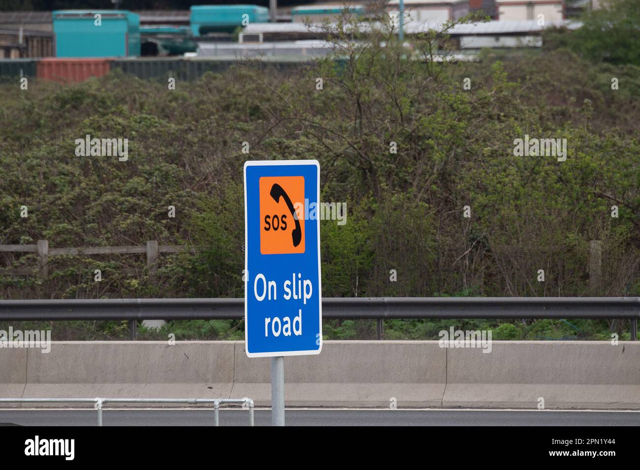 Slough, Berkshire, Großbritannien. 16. April 2023. Ein SOS-Schild auf dem M4 Smart Motorway in Slough, Berkshire. Aufgrund von Sicherheitsbedenken und Kosten hat Premierminister Rishi Sunak angekündigt, dass die Einführung neuer intelligenter Autobahnen gestoppt wird. Dies ist eine willkommene Entscheidung für die vielen Familien, die ihre Angehörigen verloren haben, die auf intelligenten Autobahnen getötet wurden. Rund 14 geplante Pläne, davon 11 bereits in der Pause und drei in der Bauphase, sollen verschrottet werden. Kredit: Maureen McLean/Alamy Live News Stockfoto