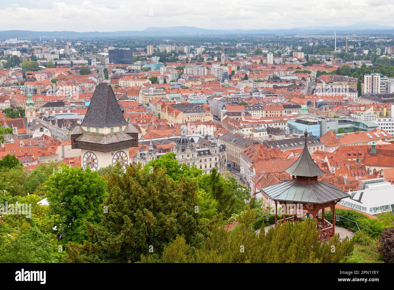 Luftaufnahme von Graz mit Uhrturm und Chinesischer Pavillon im Vordergrund. Stockfoto