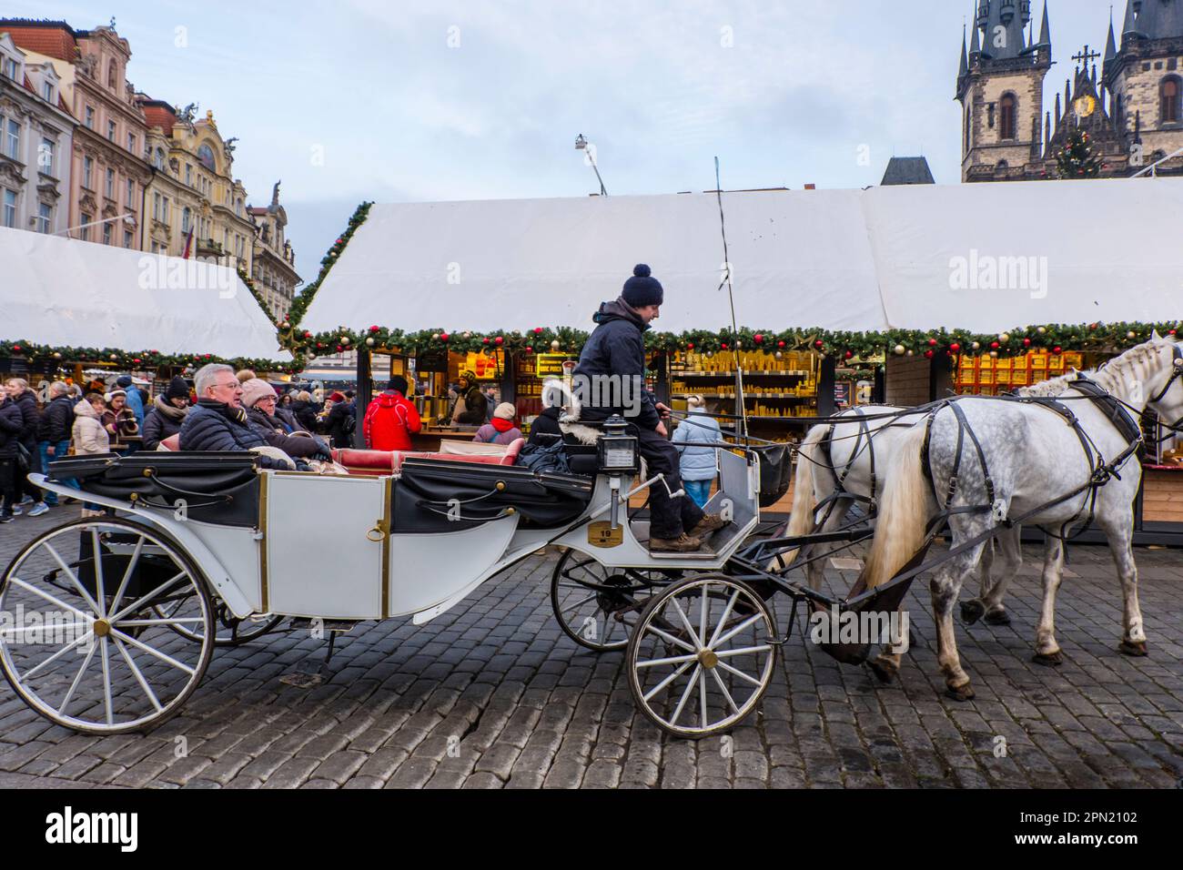 Pferdewagen während des Weihnachtsmarkts, Altstädter Ring, Prag, Tschechische Republik Stockfoto
