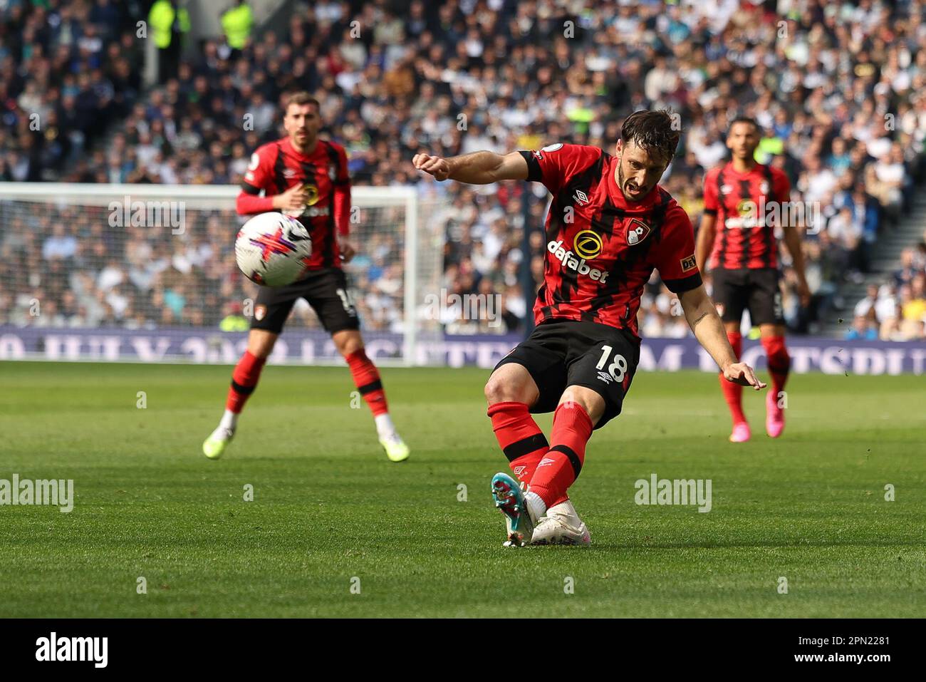 London, Großbritannien. 16. April 2023. Matías Viña of Bournemouth kreuzt den Ball während des Premier League-Spiels zwischen Tottenham Hotspur und Bournemouth am 15. April 2023 im Tottenham Hotspur Stadium, London, England. Foto: Ken Sparks. Nur redaktionelle Verwendung, Lizenz für kommerzielle Verwendung erforderlich. Keine Verwendung bei Wetten, Spielen oder Veröffentlichungen von Clubs/Ligen/Spielern. Kredit: UK Sports Pics Ltd/Alamy Live News Stockfoto