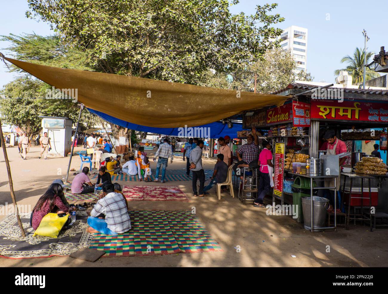 Imbissstand und Essbereich, Chowpatty Beach, Mumbai, Indien Stockfoto