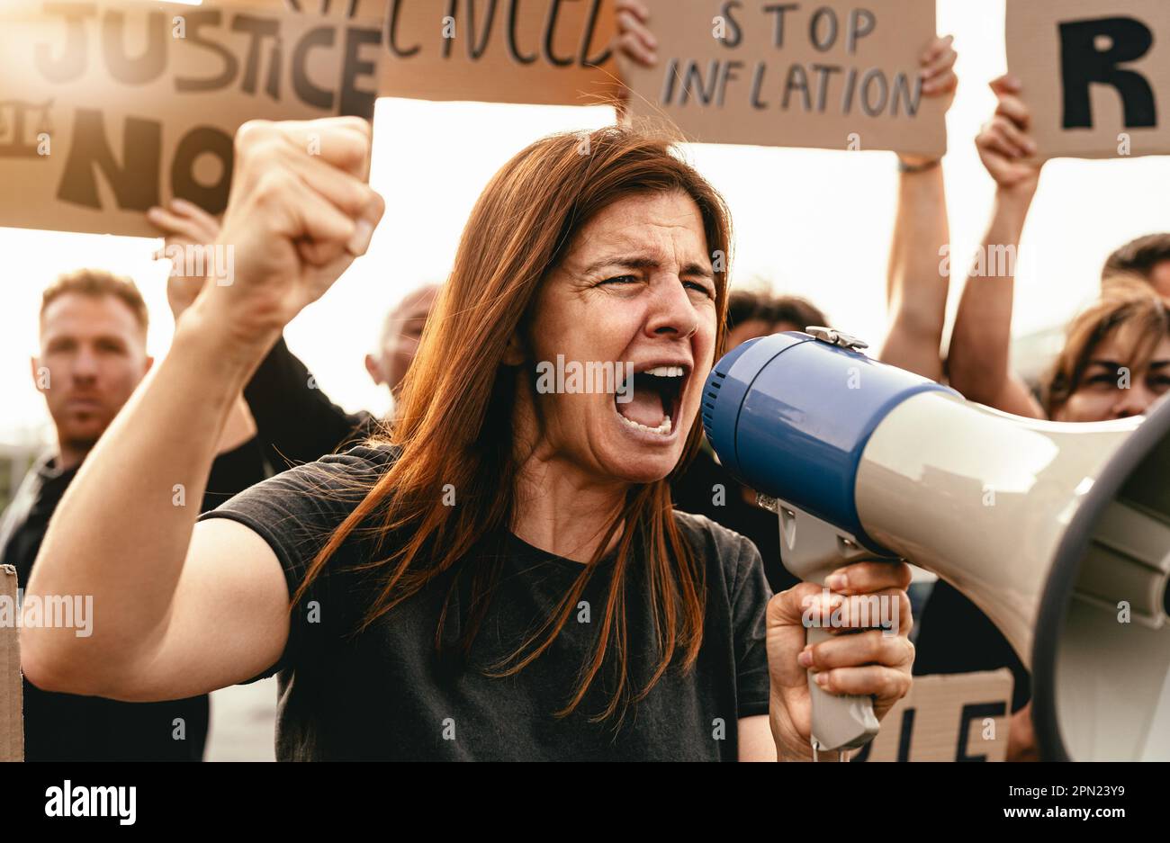 Menschen, die gegen Finanzkrise und globale Inflation protestieren - Aktivismusbegriff der wirtschaftlichen Gerechtigkeit Stockfoto