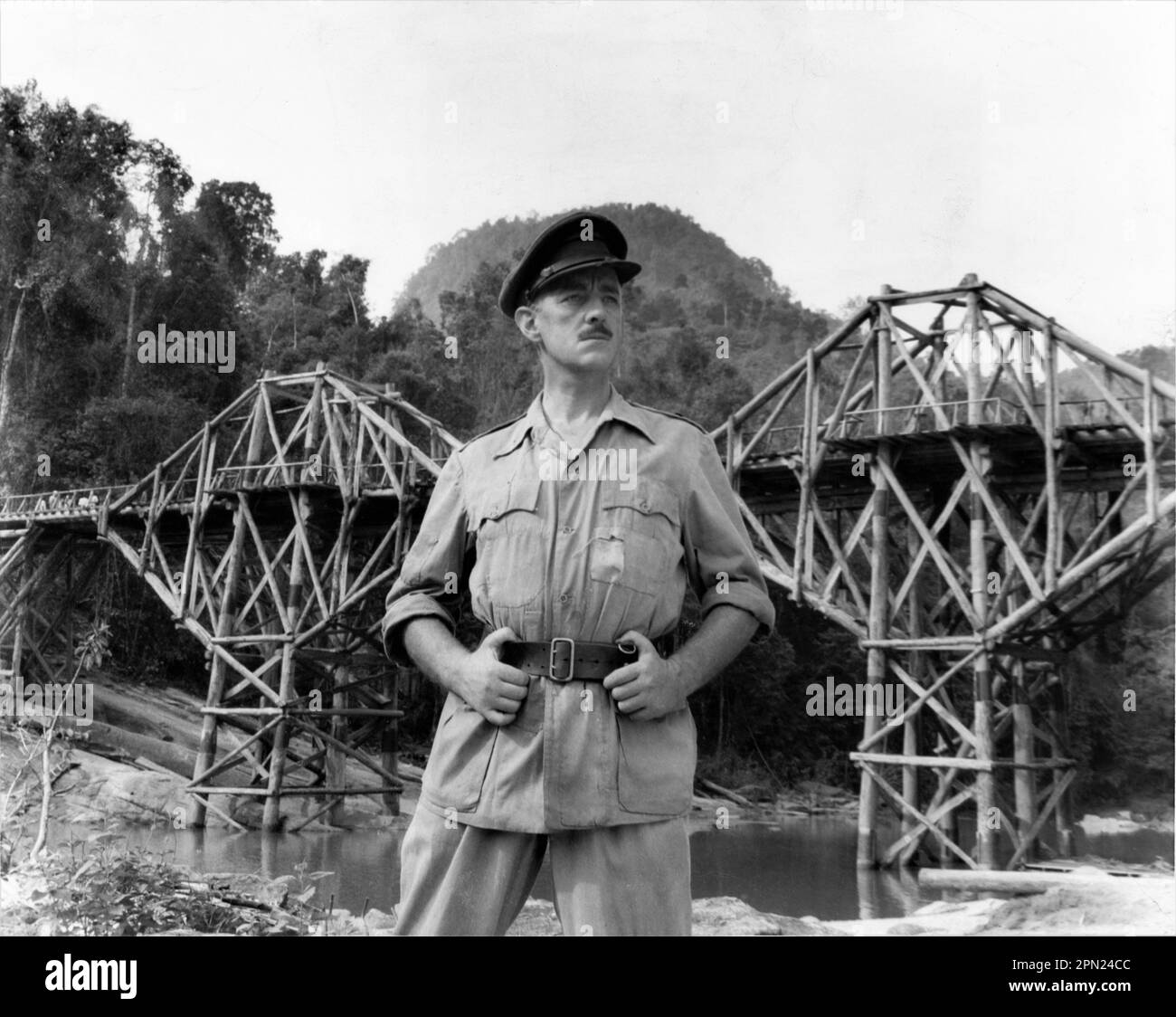 ALEC GUINNESS als Oberst Nicholson auf DER BRÜCKE AM FLUSS KWAI 1957 Regisseur DAVID LEAN Roman Pierre Boulle Drehbuch Carl Foreman und Michael Wilson Musik Malcolm Arnold UK-USA Koproduktionsproduzent Sam Spiegel Horizon Pictures / Columbia Pictures Stockfoto