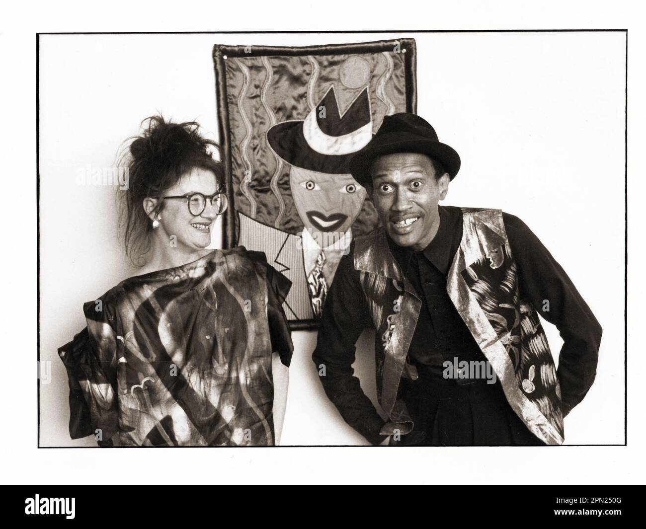 Ein posiertes Foto von Don Cherry und seiner Frau Moki aus dem Jahr 1984 in Brooklyn, New York. Ich glaube, das Kunstwerk im Hintergrund war Mokis Porträt von Don und ich bin mir ziemlich sicher, dass Moki ihr Oberteil und seine Weste gemacht hat. Stockfoto