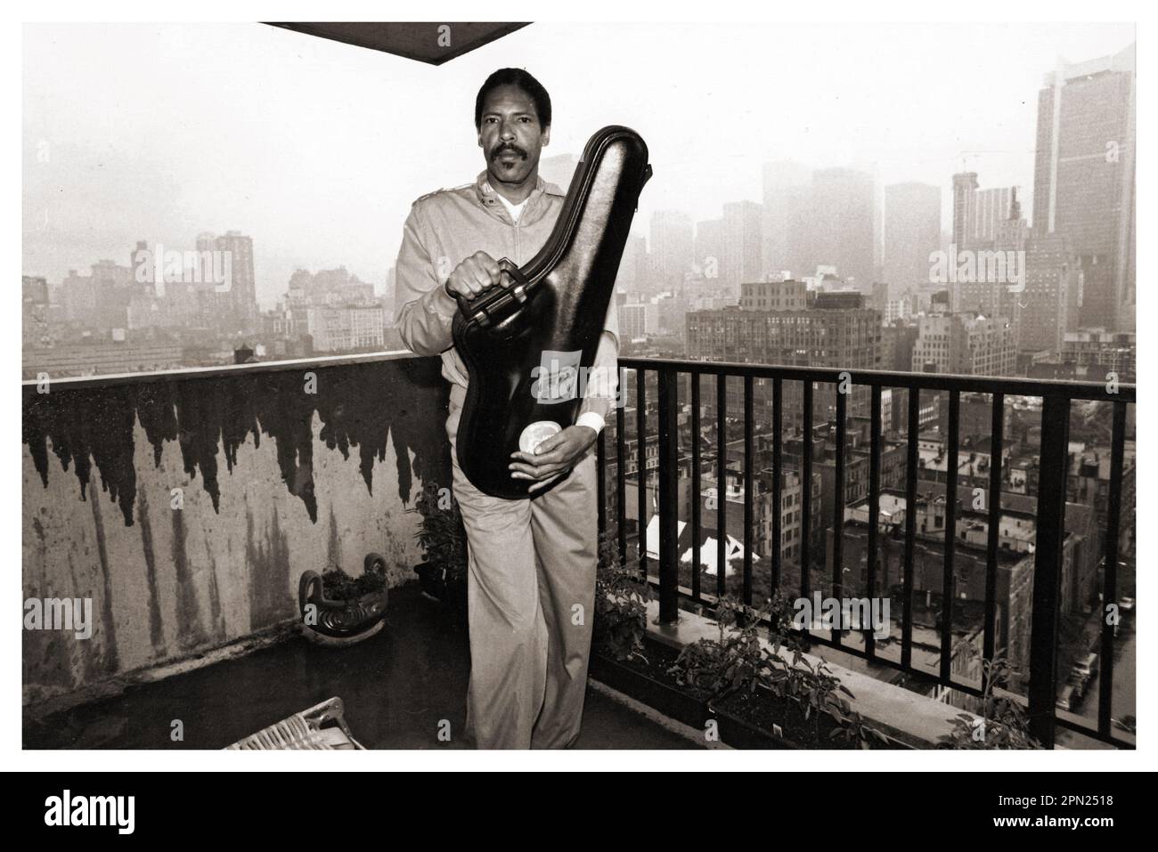 Ein Porträt des Avantgarde-Jazz-Saxophonisten Frank Lowe aus dem Jahr 1984, der auf seinem Balkon in Midtown Manhattan posiert. Stockfoto