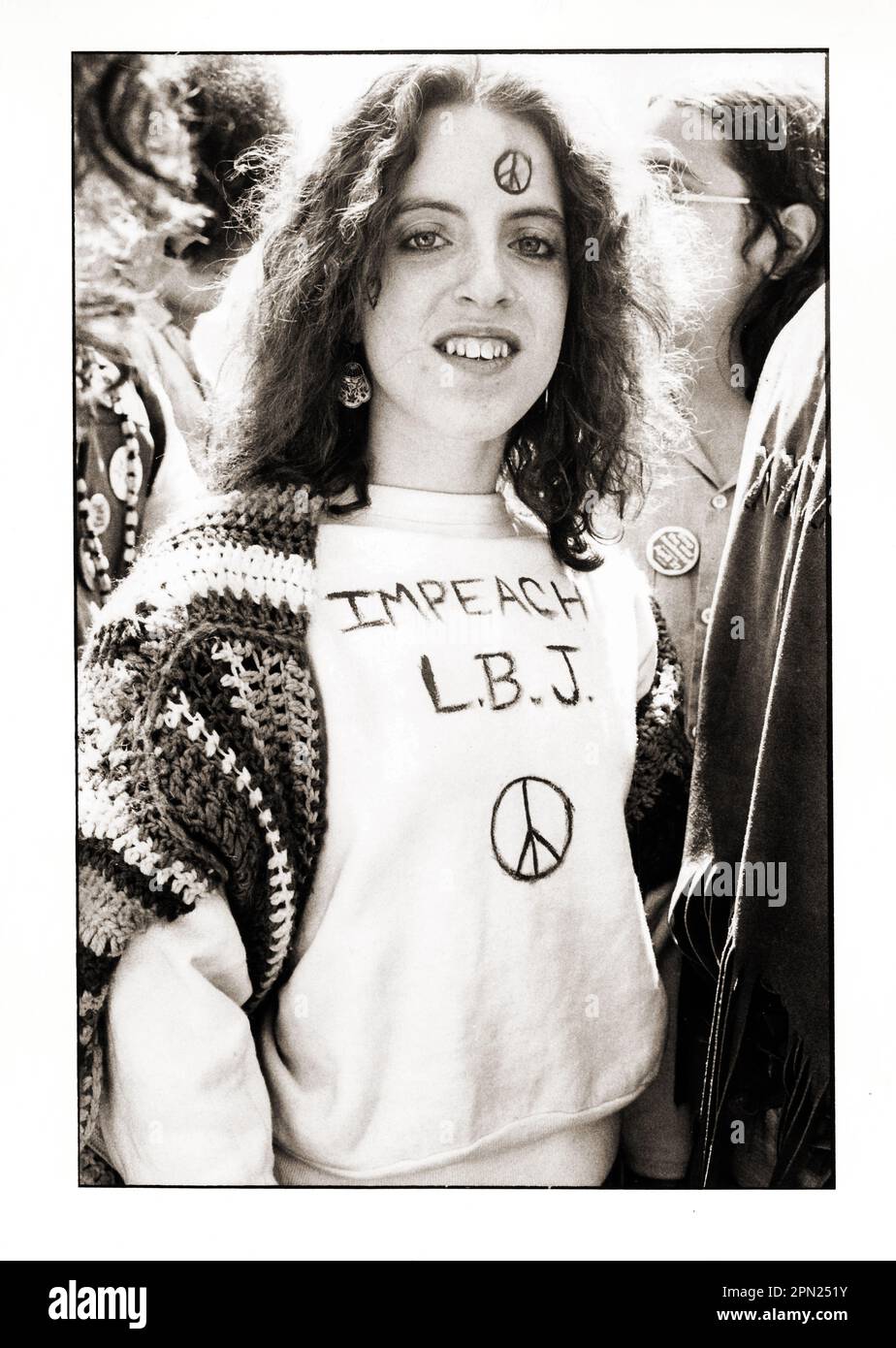 Ein junges Mädchen, das ein Impeach LBJ-Sweatshirt trägt und Friedenszeichen trägt. Bei einem protestmarsch in Greenwich Village, Manhattan, New York City im Jahr 1981, 8 Jahre nach LBJ Tod. Stockfoto