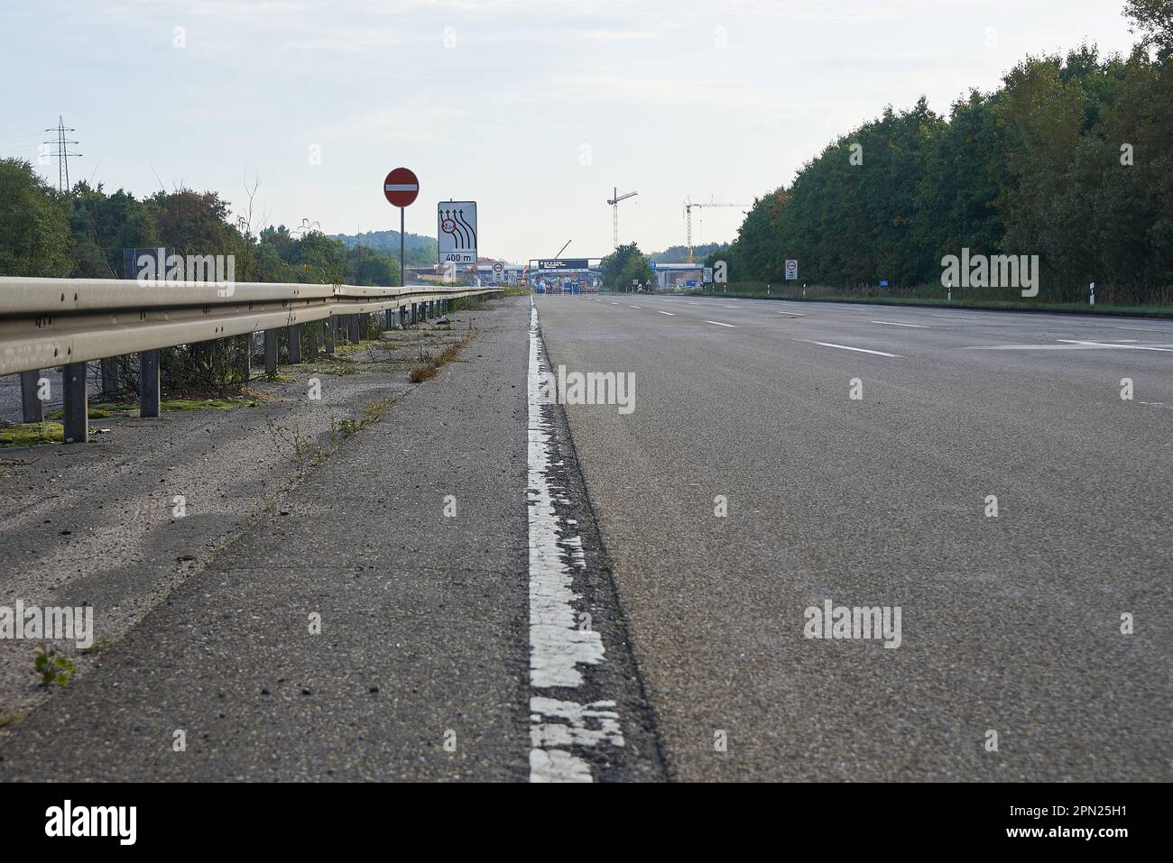 Leere, schäbige 8-spurige Autobahn während Brückenarbeiten Stockfoto