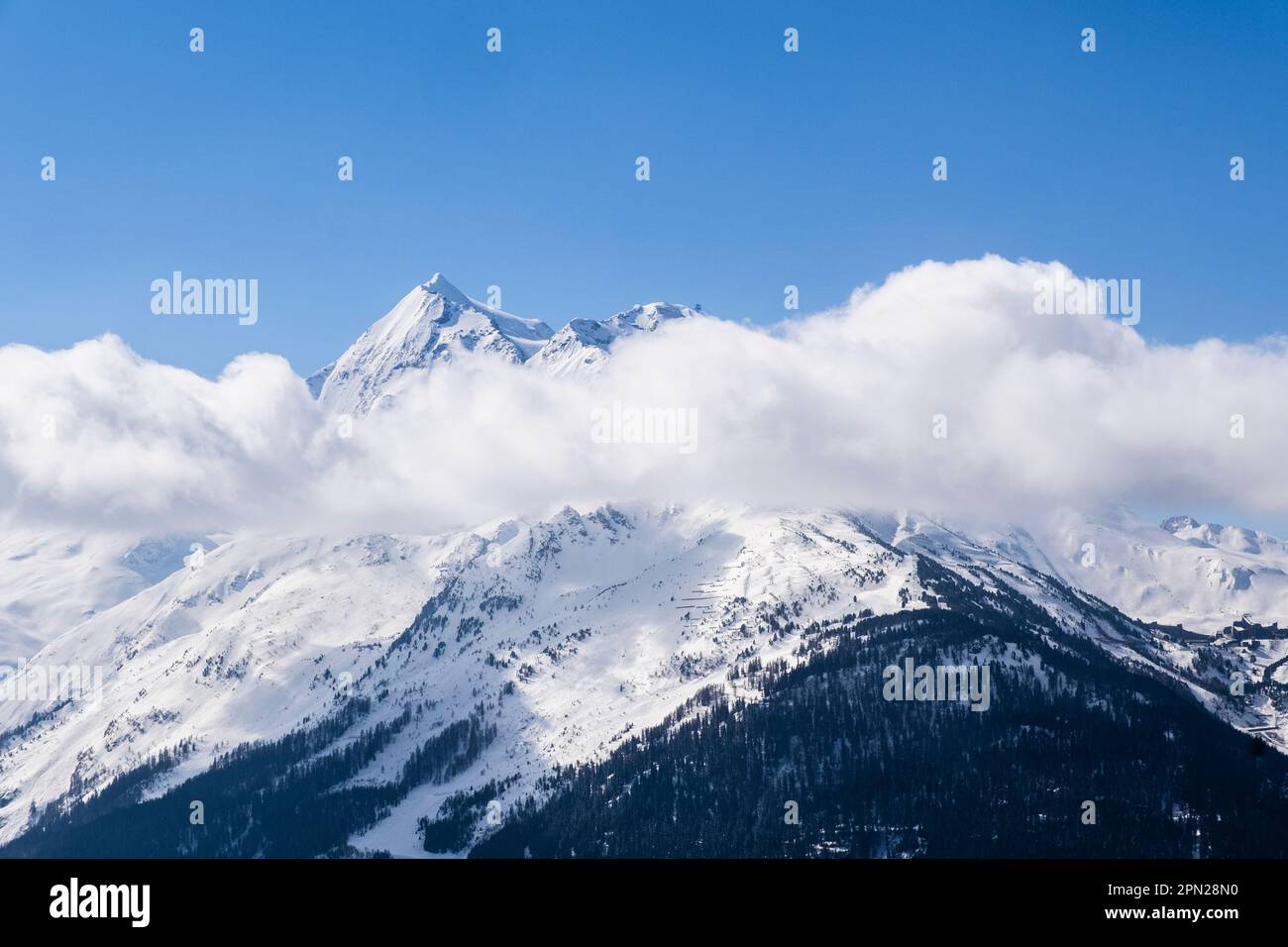 Aiguille Rouge schneebedeckte Gipfel über Les Arc über das Tarentaise-Tal von La Rosiere, Bourg-St-Maurice, Auvergne-Rhône-Alpes, Frankreich, Europa. Stockfoto