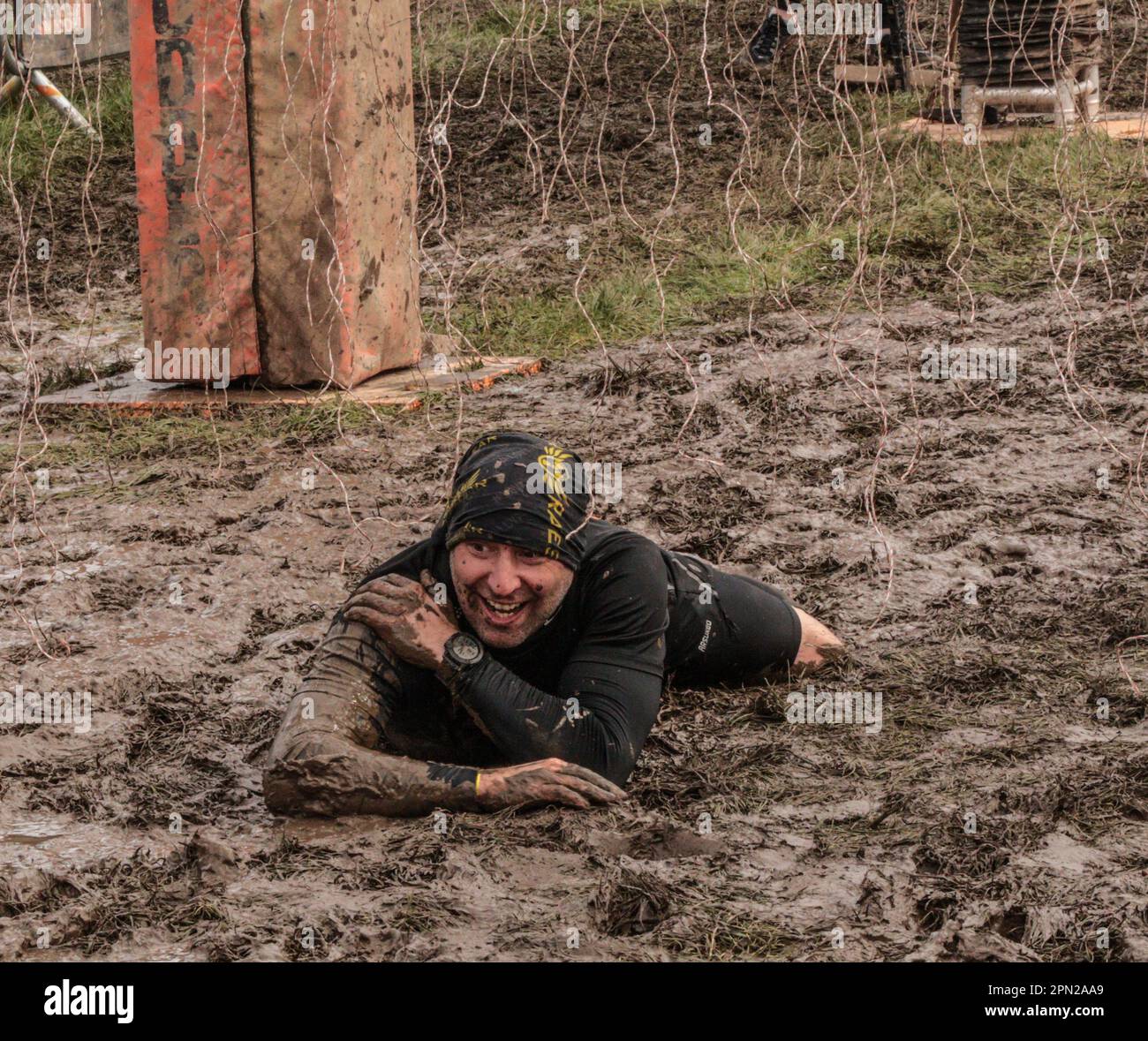 London, Großbritannien. 16. April 2023. Die Elektroschock-Therapie forderte mehr Opfer bei der "Tough Mudder Endurance"-Reihe, bei der Teilnehmer 10 bis 12 Meilen lange Hindernisparcours versuchen. Es wurde von will Dean und Guy Livingstone mitgegründet. Die Hindernisse spielen oft auf die allgemeinen menschlichen Ängste ab, wie Feuer, Wasser, Elektrizität und Höhen. Kredit: Paul Quezada-Neiman/Alamy Live News Stockfoto