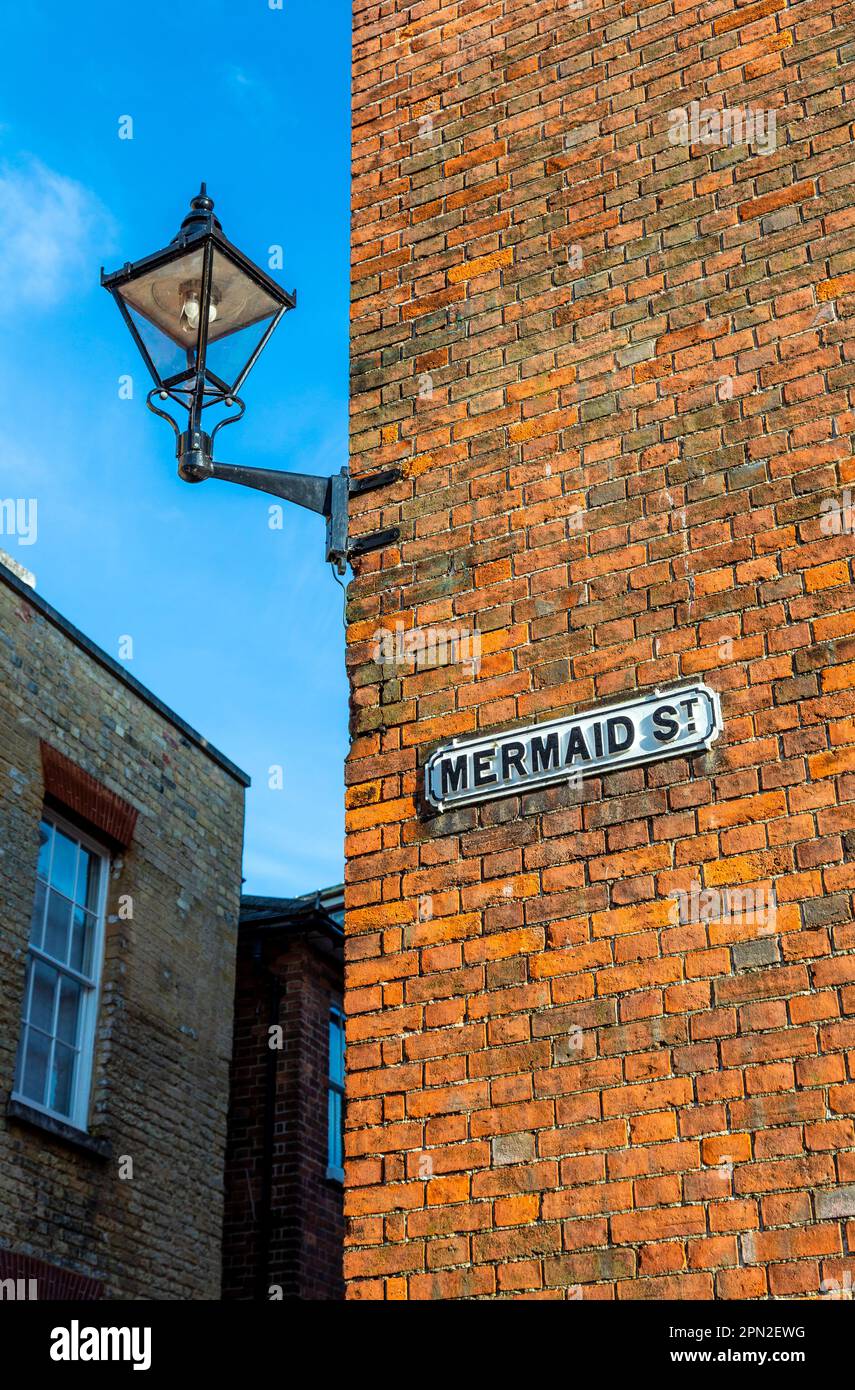 Straßenschild für Mermaid Street an einer roten Backsteinmauer, Rye, East Sussex, England, Großbritannien Stockfoto