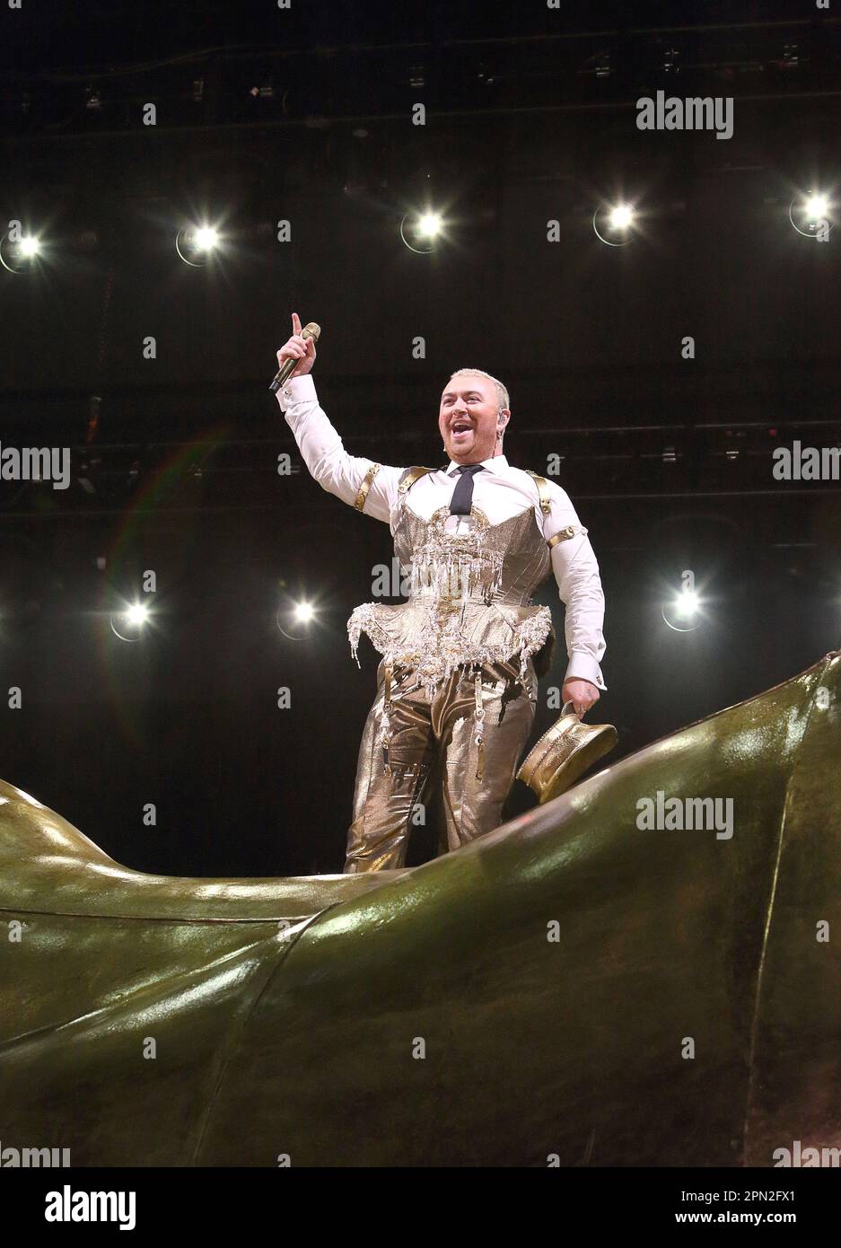 Sam Smith tritt am 2023. April auf der Dublin on His Gloria Tour 3Arena auf. Das Unterstützungsteam war Cat Burns Stockfoto