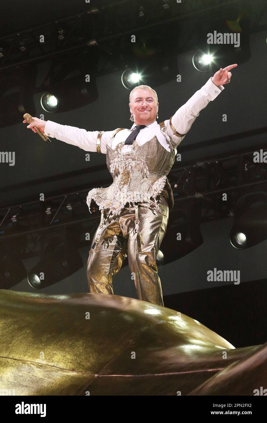 Sam Smith tritt am 2023. April auf der Dublin on His Gloria Tour 3Arena auf. Das Unterstützungsteam war Cat Burns Stockfoto