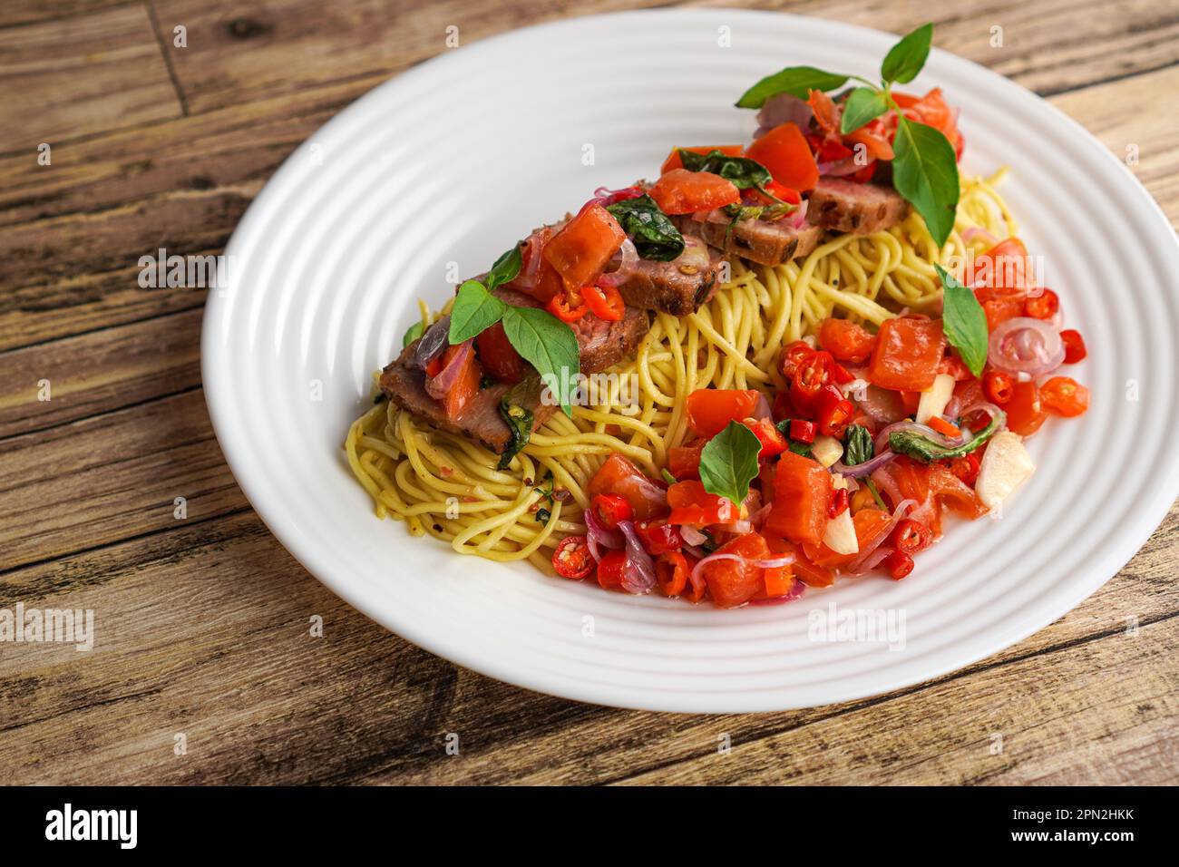 Köstliche Umami Spaghetti Tuna Noodle mit Dabu Dabu Sambal Sauce Stockfoto