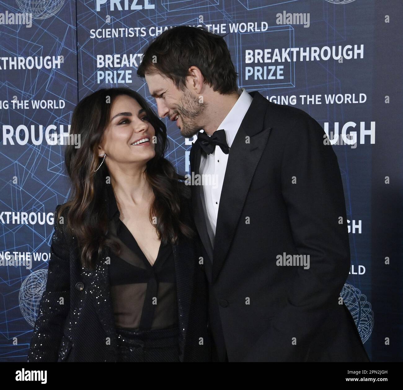 Los Angeles, USA. 15. April 2023. Ashton Kutcher und Mila Kunis nehmen am Samstag, den 15. April 2023, an der neunten Preisverleihung im Academy Museum of Motion Pictures in Los Angeles Teil. Foto: Jim Ruymen/UPI Credit: UPI/Alamy Live News Stockfoto