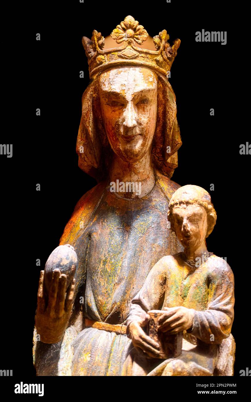 Toronto, Kanada - 7. April 2023: Holzschnitzerei im religiösen und gotischen Stil des Christentums. Das Objekt ist Teil einer Ausstellung im Royal Ontario Museum. Stockfoto