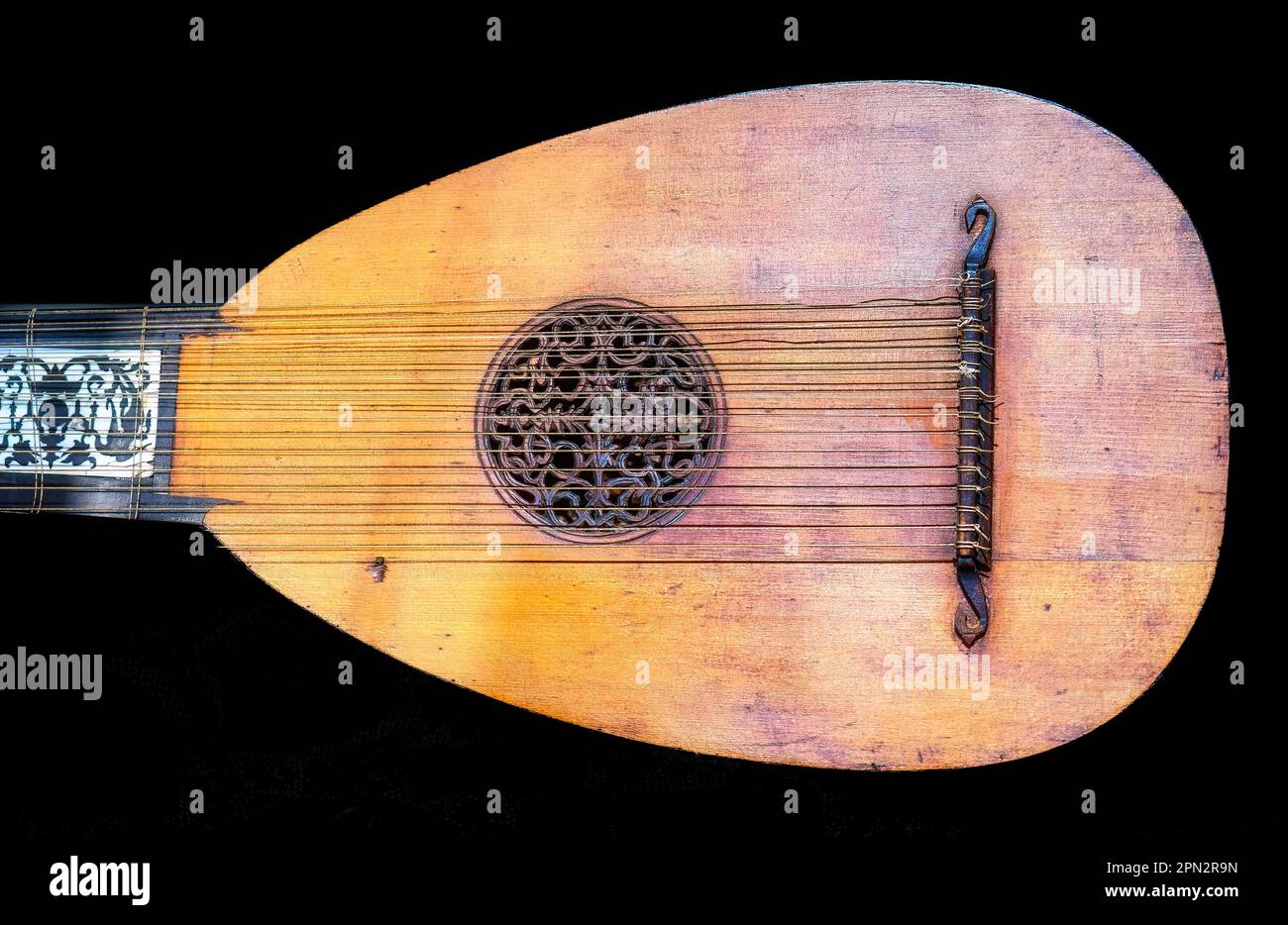 Toronto, Kanada - 7. April 2023: Antike Gitarre oder akustisches Musikinstrument. Das Objekt ist Teil einer Ausstellung im Royal Ontario Museum. Stockfoto