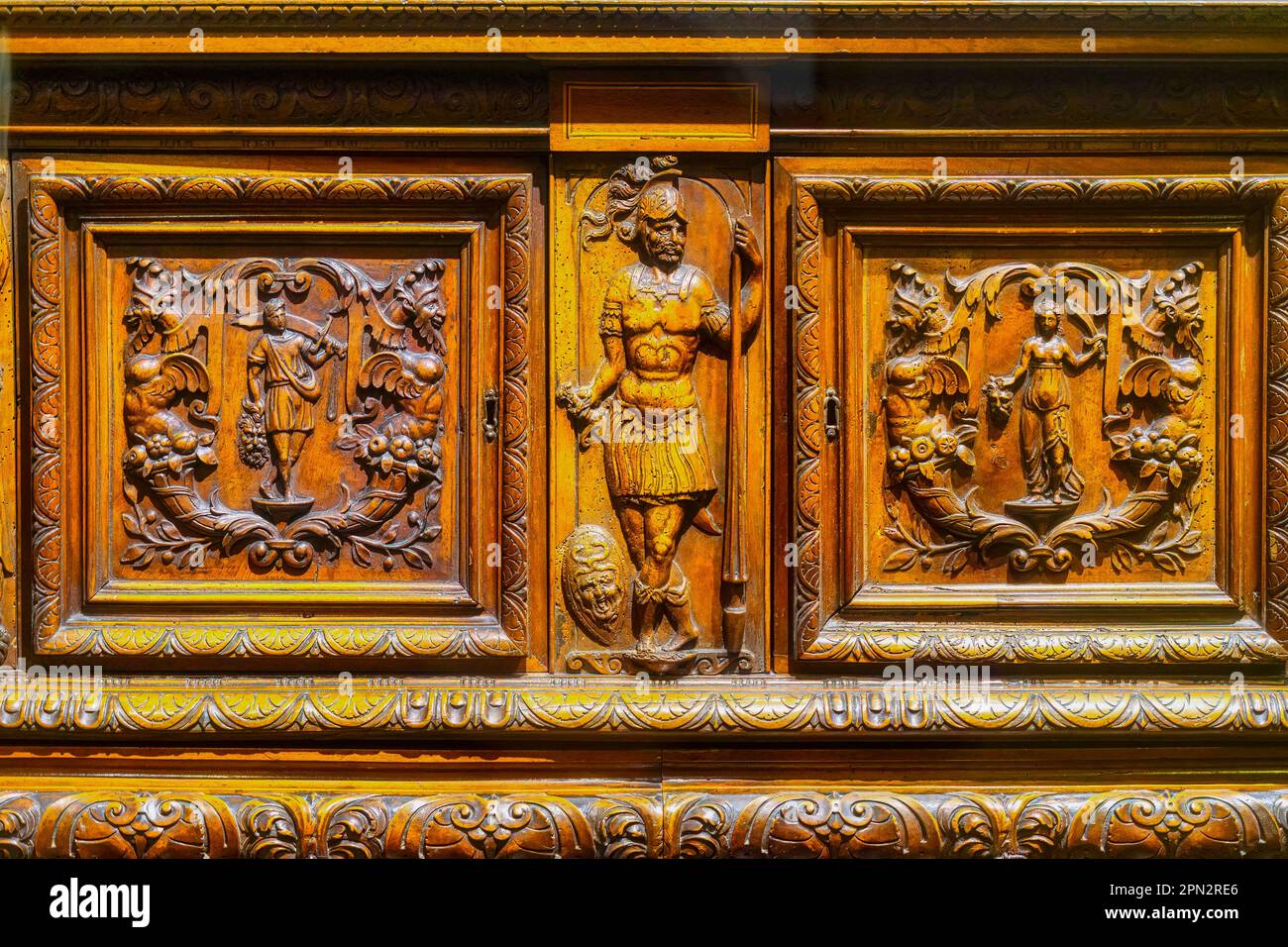 Toronto, Kanada - 7. April 2023: Mannerist-Stil in einem Holzschrank aus dem Jahr 1500s. Das Objekt ist Teil einer Ausstellung im Royal Ontario Museum. Stockfoto