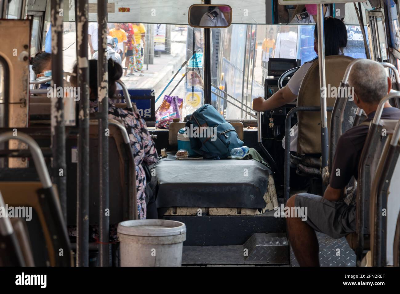 In einem fahrenden Stadtbus in Bangkok, Thailand Stockfoto