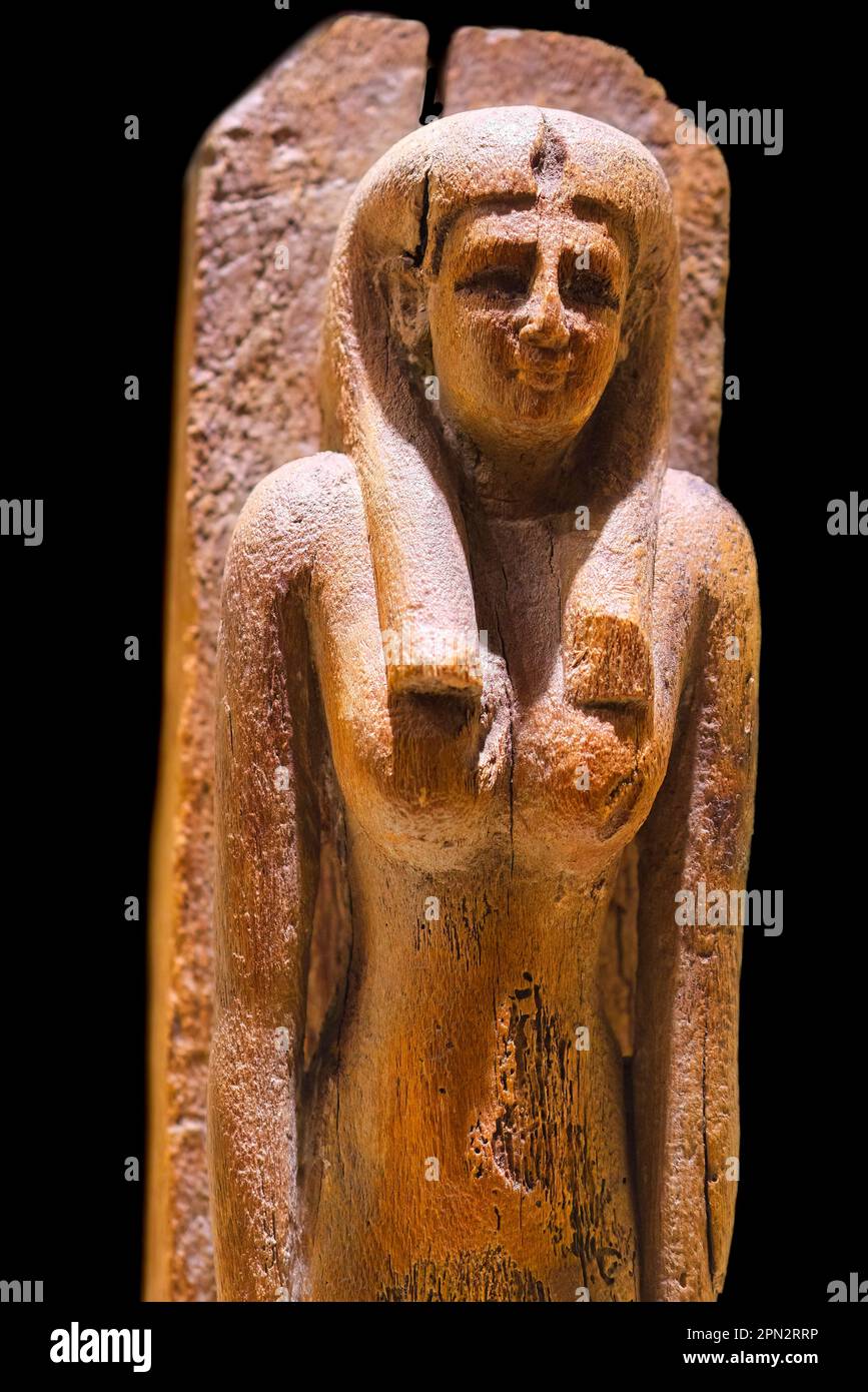 Toronto, Kanada - 7. April 2023: Holzskulptur von Isis oder die Himmelsgöttin Nuss. Ägypten Einspruch. Das Stück ist Teil einer Ausstellung im Royal Ontario Mu Stockfoto