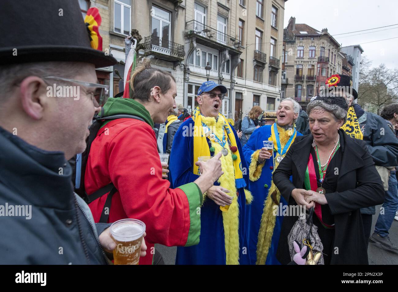 Brüssel, Belgien. 16. April 2023. Abbildung zeigt den zweiten Wohltätigkeitsspaziergang „Zwanze Parade“, der vom belgischen Fußballteam Royale Union-Saint-Gilloise am Sonntag, den 16. April 2023 in Richtung des Union-Stadions in Brüssel organisiert wird. Zwanze bezieht sich auf den typischen Brüsseler Humor, der Erlös aus dieser Aktion geht an die Frauenteams der Jugendschule Union Saint-Gilloise. Zum 125. Jahrestag der Union Saint-Gilloise wird außerdem eine emaillierte Tafel eingeweiht. BELGA FOTO NICOLAS MAETERLINCK Kredit: Belga News Agency/Alamy Live News Stockfoto