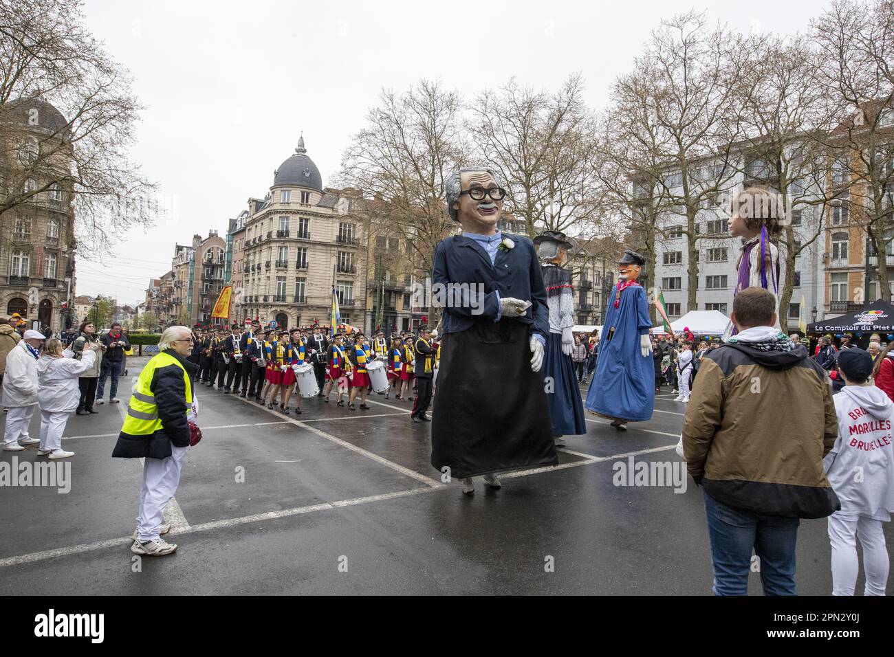 Brüssel, Belgien. 16. April 2023. Abbildung zeigt den zweiten Wohltätigkeitsspaziergang „Zwanze Parade“, der vom belgischen Fußballteam Royale Union-Saint-Gilloise am Sonntag, den 16. April 2023 in Richtung des Union-Stadions in Brüssel organisiert wird. Zwanze bezieht sich auf den typischen Brüsseler Humor, der Erlös aus dieser Aktion geht an die Frauenteams der Jugendschule Union Saint-Gilloise. Zum 125. Jahrestag der Union Saint-Gilloise wird außerdem eine emaillierte Tafel eingeweiht. BELGA FOTO NICOLAS MAETERLINCK Kredit: Belga News Agency/Alamy Live News Stockfoto