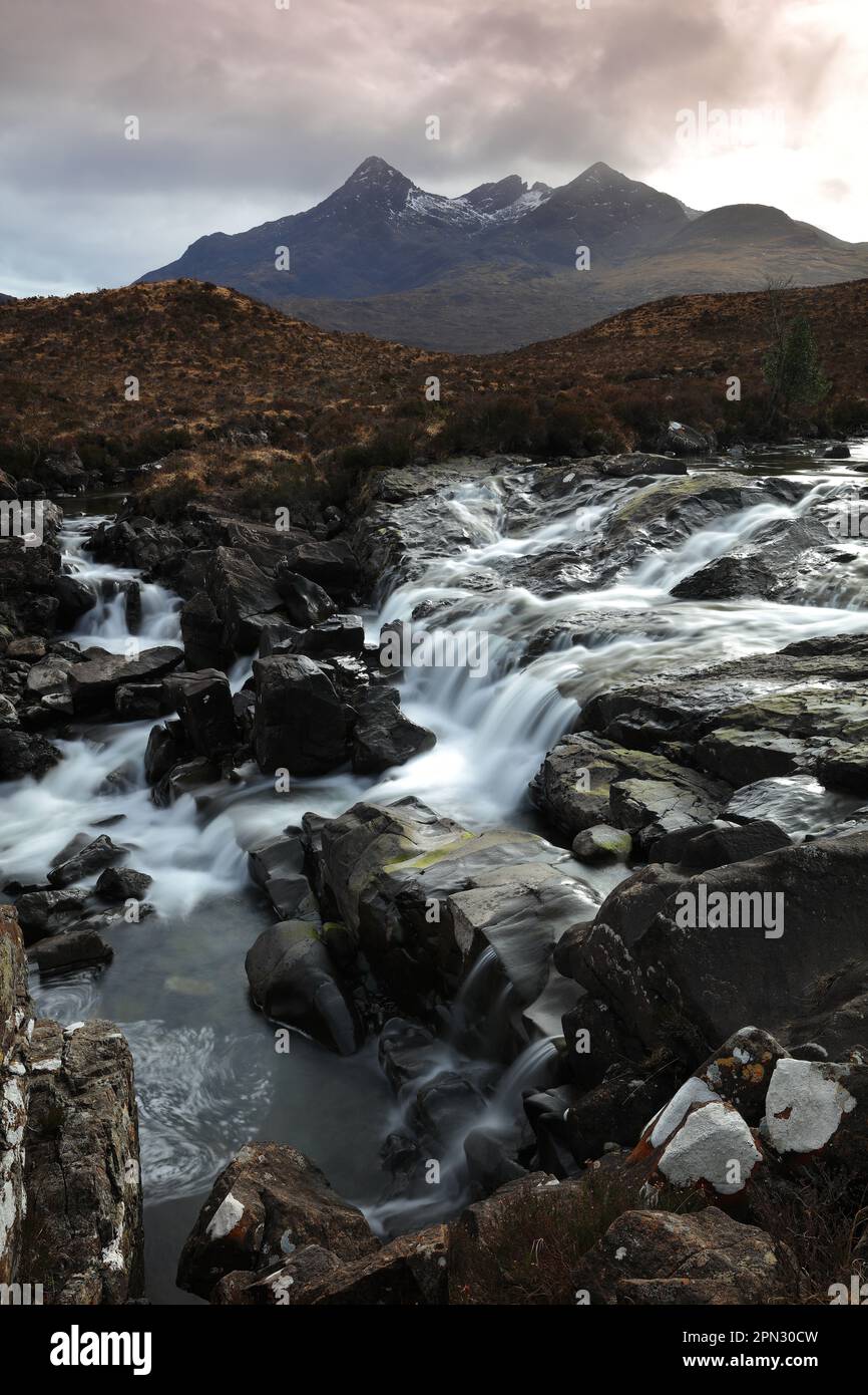 Wunderschöner Wasserfall in Sligachan, Isle of Skye, Schottland, Großbritannien. Stockfoto